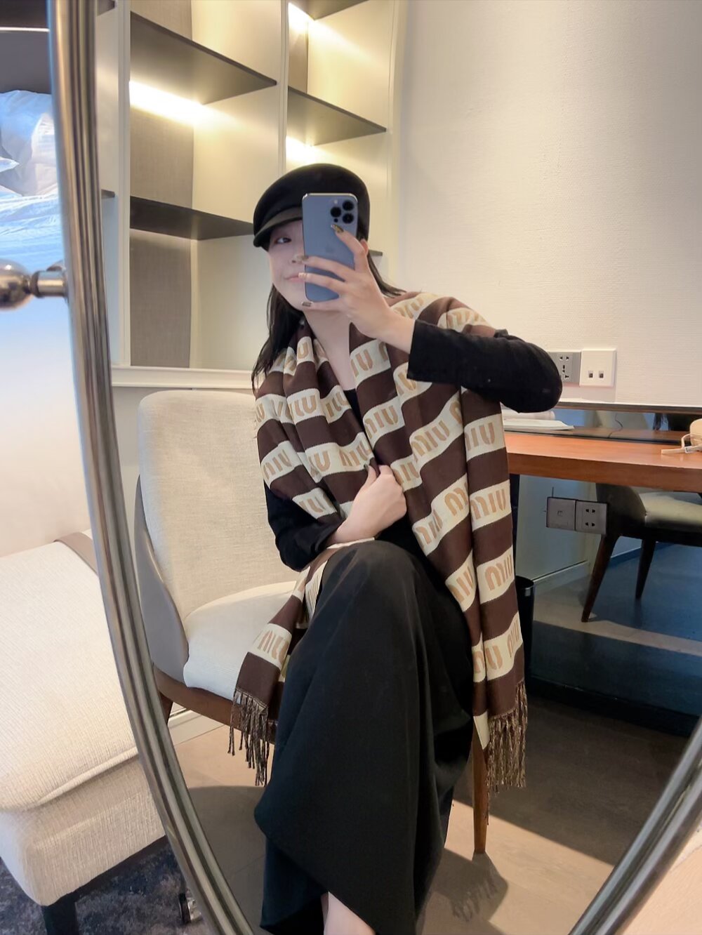 NO:552596,miumiu's warm and textured cashmere scarf can keep you warm all winter. It's fluffy and warm. It has a full autumn and winter atmosphere. It's high-end and beautiful. Size 180. Ordinary scarf. Ordinary scarf. miumiu19860909miumiu又保暖又有质感的羊绒围巾,温暖一整个冬天,毛茸茸的好温暖,秋冬氛围感拉满,高级又好看,尺寸180普通围巾,普通围巾,miumiu,scarf