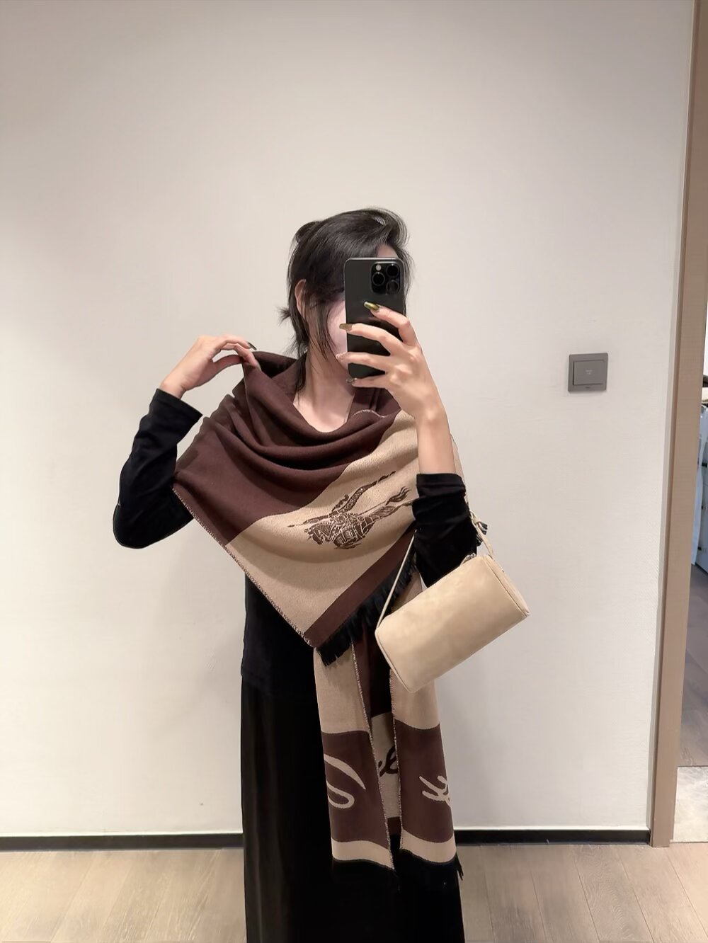 NO:552605,Burberry’s luxury recommendation is a must-have for you!  Authentic products are exported to Europe. It is not easy to encounter a private product. Especially Burberry's domestic counters do not have it. This time the fabric is special and specially supplied. Cashmere is combined with natural pleat embossing technology and has been crafted through 50 processes to give it a fluffy feel. It is not easy to snag and does not need to be ironed after washing. It is super easy to take care of. There are only a small number of orders exported overseas, and QC unspoken rules will collect a small amount of goods for you. This kind of goods is never enough to divide. Grab it and cherish it.  Don’t say a word. Close your eyes and grab. size*200cm ordinary scarf, ordinary scarf, burberry, burberry19860909Burberry奢华推荐你们必须收！正品出口欧洲,遇到一款私货很不容易.尤其是巴宝莉国内专柜都没有,这次面料特殊又是特供,羊绒结合自然褶皱压纹工艺,经过50道工序重工打造,才能呈现出蓬松的感觉,而且不易勾挂,洗完不用熨烫,超级好打理,出口境外的单只有少量被QC潜规则的一点点货收来给你们这种货一向都是不够瓜分.你们且抢且珍惜 话多一句都不说.闭眼抢.size*200cm普通围巾,普通围巾,burberry,burberry,scarf