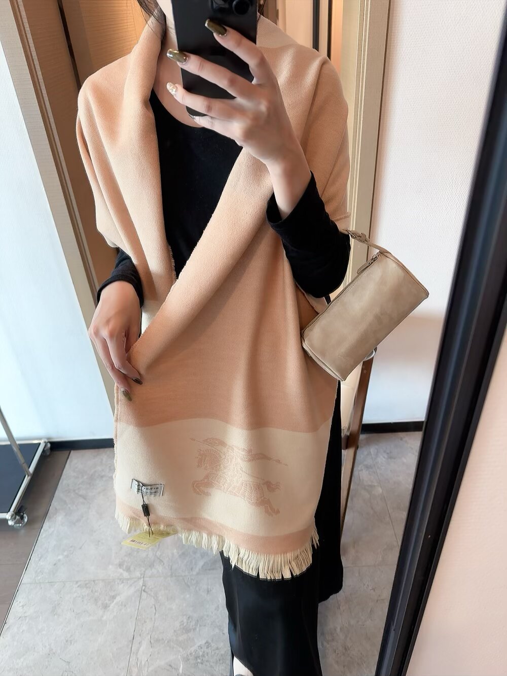 NO:552579,Burberry’s luxury recommendation is a must-have for you!  Authentic products are exported to Europe. It is not easy to encounter a private product. Especially Burberry's domestic counters do not have it. This time the fabric is special and specially supplied. Cashmere is combined with natural pleat embossing technology and has been crafted through 50 processes to give it a fluffy feel. It is not easy to snag and does not need to be ironed after washing. It is super easy to take care of. There are only a small number of orders exported overseas, and QC unspoken rules will collect a small amount of goods for you. This kind of goods is never enough to divide. Grab it and cherish it.  Don’t say a word. Close your eyes and grab. size*200cm ordinary scarf, ordinary scarf, burberry, burberry19860909Burberry奢华推荐你们必须收！正品出口欧洲,遇到一款私货很不容易.尤其是巴宝莉国内专柜都没有,这次面料特殊又是特供,羊绒结合自然褶皱压纹工艺,经过50道工序重工打造,才能呈现出蓬松的感觉,而且不易勾挂,洗完不用熨烫,超级好打理,出口境外的单只有少量被QC潜规则的一点点货收来给你们这种货一向都是不够瓜分.你们且抢且珍惜 话多一句都不说.闭眼抢.size*200cm普通围巾,普通围巾,burberry,burberry,scarf