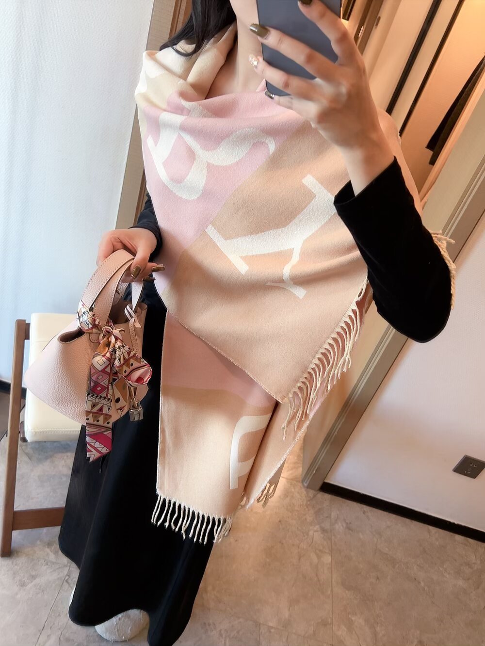 NO:552603,The upper body is extremely comfortable. Buy the latest [Burberry] extremely comfortable protein fiber and cashmere blend. Based on the classic design, the iconic plaid is added with super awesome elements. It is very visually impactful and has a noble and handsome feel. Don’t underestimate this.  The process of embroidering the English letters is quite difficult. This requires that the yarn must not have the slightest difference, which will be scrapped. The war horse is embroidered after the second positioning. The positioning is all done by workers to ensure accurate positioning. The fabric is the best silk wool I have ever seen!  Soft and smooth and very delicate to the touch!  Cool and comfortable!  Suitable for all seasons and can be matched with any clothes. The aura is so strong that you can’t wait to see the details pk ordinary scarf, ordinary scarf, burberry, real silk19860909上身极度舒适买到赚到炒鸡炸最新【Burberry】极其舒服的蛋白质纤维和羊绒进行混纺经典的设计基础上,将标志性的格子加上了超级赞的元素,让人视觉上非常有冲击力和高贵的帅气感别小看这个英文字母上去的,工艺难度上是相当大的.这要求纱线不得有一丝一毫的差池,都这就报废了战马是经过第二次定位后绣上去的.定位全部都是工人全手工的,才能保证位置精确面料是我见过最好的真丝羊毛！柔软光滑 触感非常细腻！凉爽舒适！适合整个四季可以搭配任何衣装.气场强大到不行静观细节pk普通围巾,普通围巾,burberry,real silk,scarf