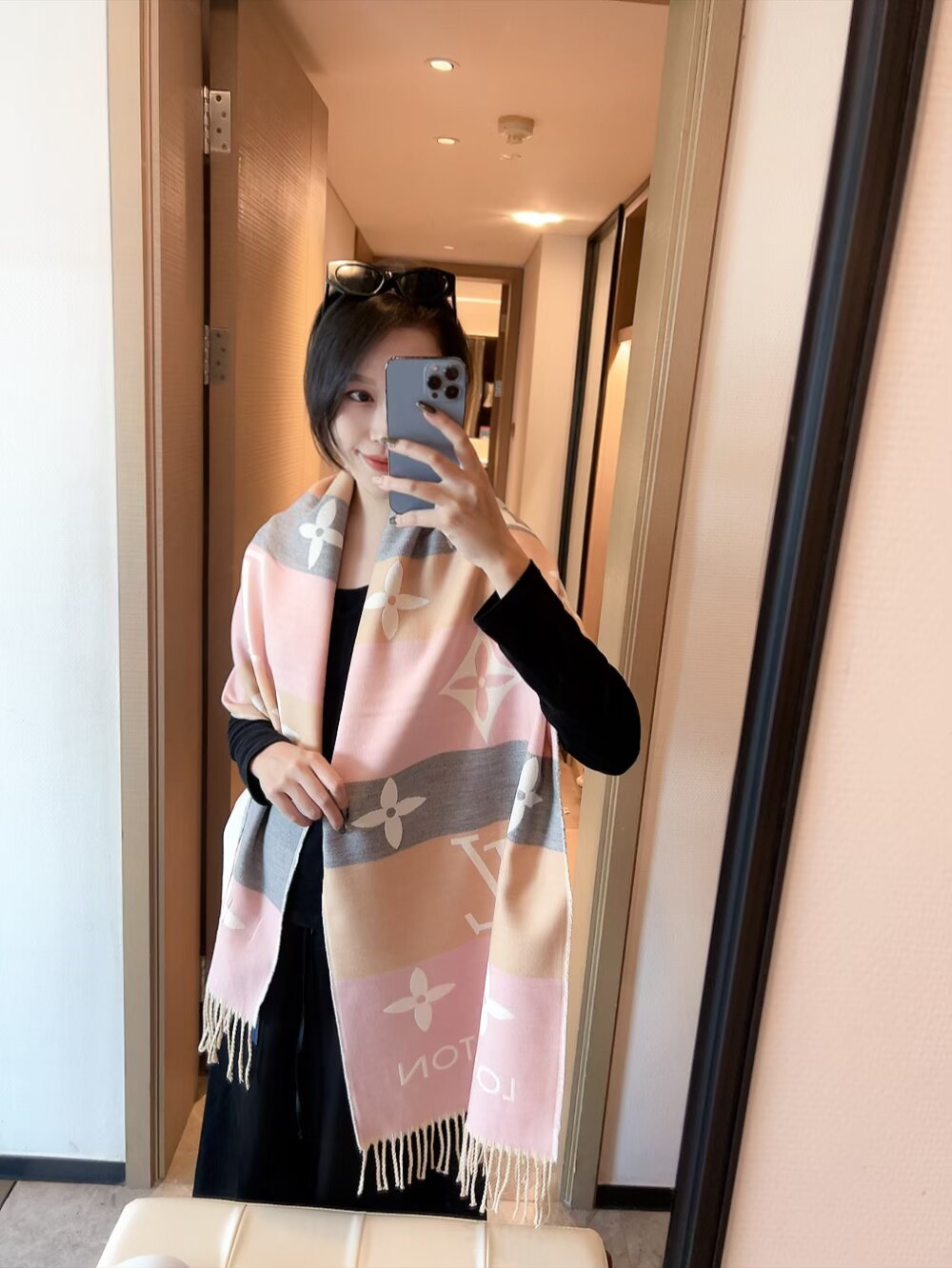 NO:552609,The new color is exquisite and beautiful. LV’s practical and high-end texture is irreplaceable. The latest limited edition colorful shawl is so beautiful!  !  !  Coupled with the invincible fabrics and the intellectual and fashionable feeling of big brands, I am deeply impressed. To be honest, the real thing is much better than the picture. This design of LV is very practical and easy to match. It is an indispensable existence for all seasons. Even girls who don’t know how to match will stimulate your fun of matching. Just look at the first sight and leave whichever color you like. The colors are really beautiful. Such presbyopia is really the favorite of all women!  !  !  The best hard goods, the classic Monogram dark pattern and presbyopia pattern are popular all over the world. The high-density font is extremely clear. The fabric is the top plateau cashmere wool and silk (the same as the counter). It feels soft and silky, luxurious and textured!  This shawl mixes silk and wool, has a soft and warm texture, and is decorated with a Monogram pattern of the same tone. Decorated with the words Louis Vuitton Paris, it is classic and timeless. Ordinary scarf, ordinary scarf, louis vuitton, louis vuitton, real silk, shawls19860909新款颜色精致狂好看LV这种实用的高级的质感是无可取代的最新限量幻彩披肩太好看了！！！加上无敌的面料,大牌知性时髦的感觉,深深被折服.讲真的,实物真的比图片好看太多了,LV的这个设计,非常实用好搭配,四季必备她是不可或缺的存在,哪怕不会搭配的女生,有了她,也会激发你搭配的乐趣大家就看第一眼的眼缘,喜欢哪个色留哪个吧,色彩真的太美了,这样的老花真的是所有女人的心头好啊！！！极品硬货品质极好极好的经典Monogram暗纹老花图案风靡了全世界精工高密度字体无比清晰 面料为最顶级高原开司米尔羊毛真丝(和专柜一样) 手感柔软丝滑 奢华有质感！这款披肩将真丝与羊毛相混搭,质地柔软而温暖,饰有同色调的Monogram图案.饰有Louis Vuitton Paris的字样,经典而永不过时.普通围巾,普通围巾,louis vuitton,louis vuitton,real silk,shawls,scarf