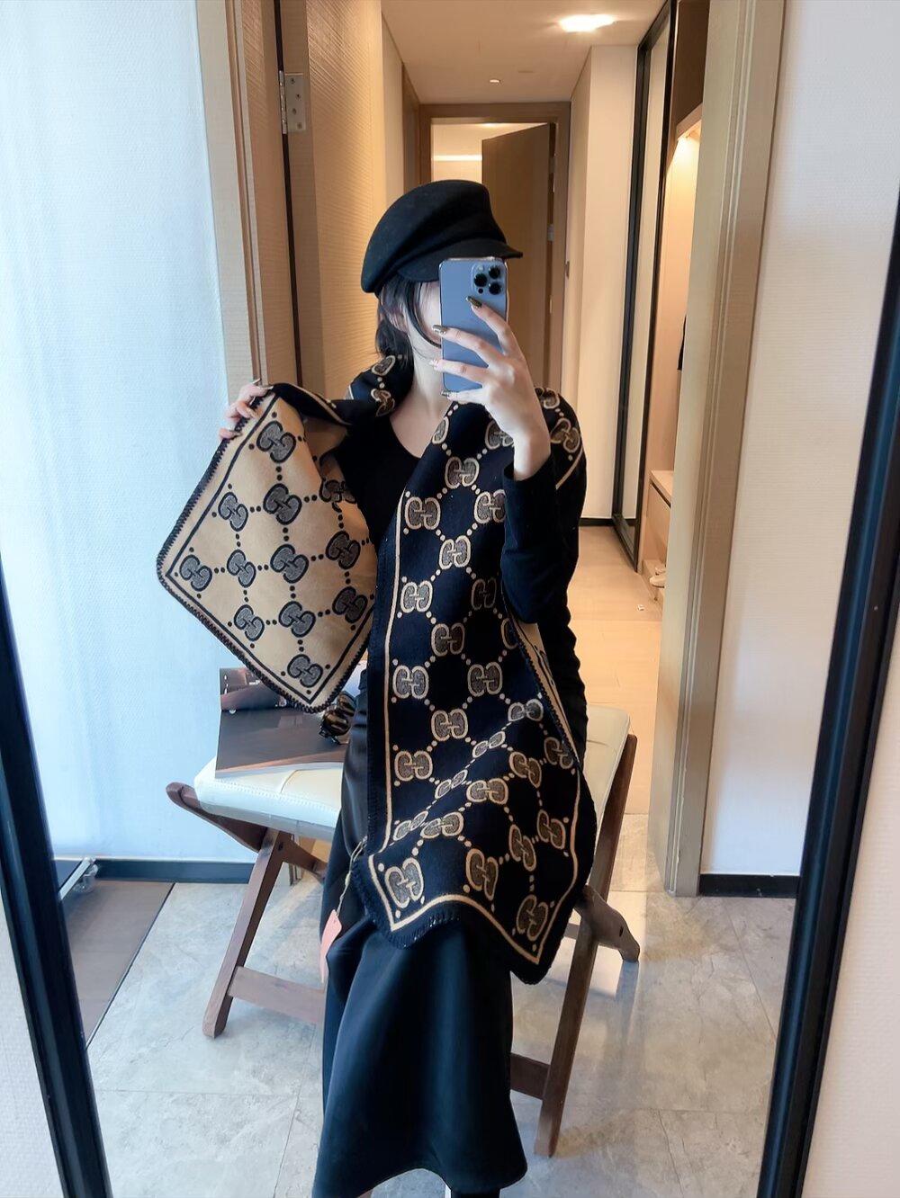 批70 顶级版本出货. 装饰超大造型设计GG图案。于1970年代首次使用的GG标识从始于1930年代的初始Gucci菱形设计演化而来，其后便被设立为Gucci传承的标志。在2018早春系列中，GG图案以全新方式重返时尚前沿，旨在向Gucci的本源致敬。棕色和米色GG提花羊毛真丝：35厘米（宽） x 180厘米（长） 面料：羊毛！