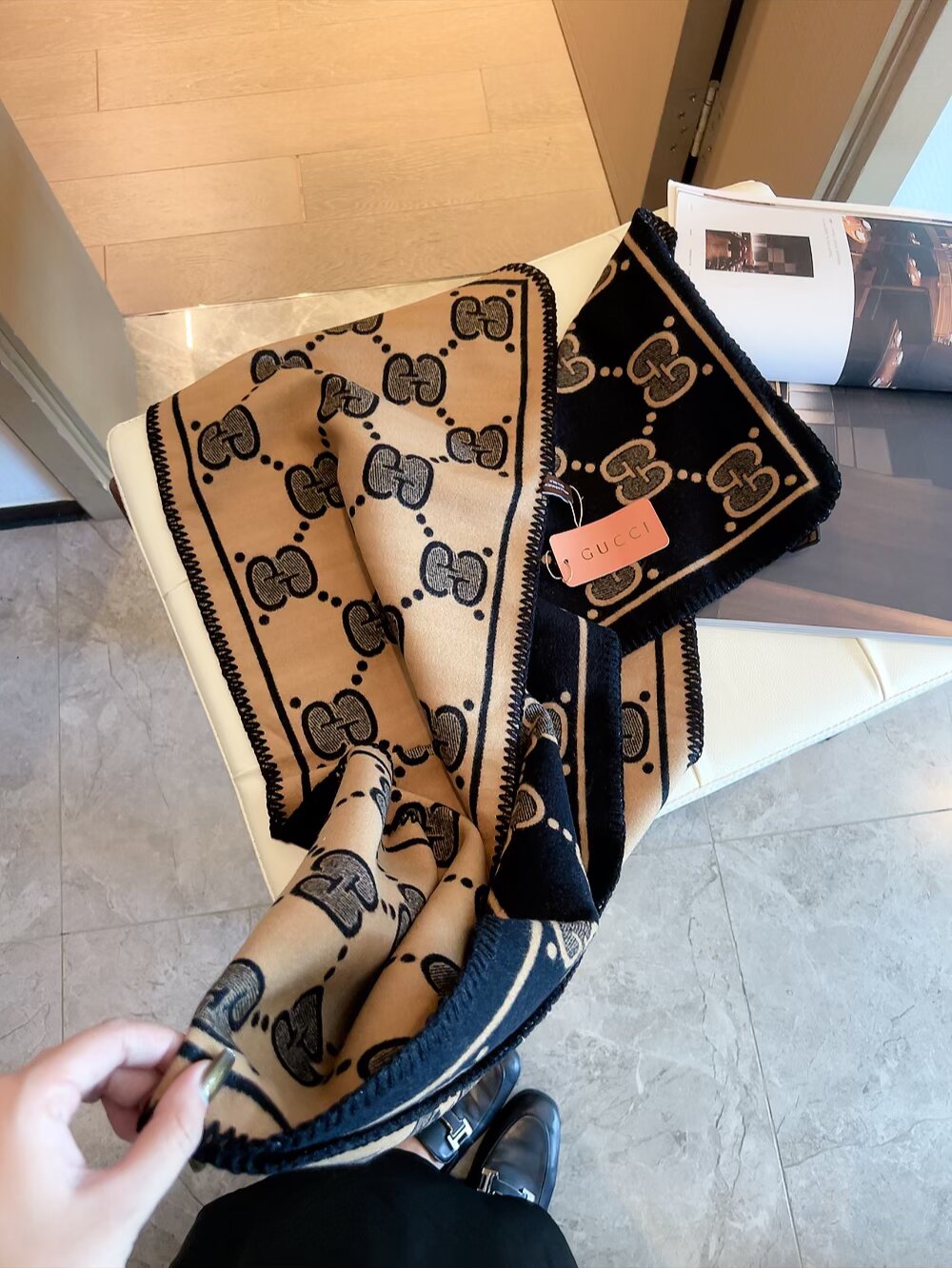 批70 顶级版本出货. 装饰超大造型设计GG图案。于1970年代首次使用的GG标识从始于1930年代的初始Gucci菱形设计演化而来，其后便被设立为Gucci传承的标志。在2018早春系列中，GG图案以全新方式重返时尚前沿，旨在向Gucci的本源致敬。棕色和米色GG提花羊毛真丝：35厘米（宽） x 180厘米（长） 面料：羊毛！