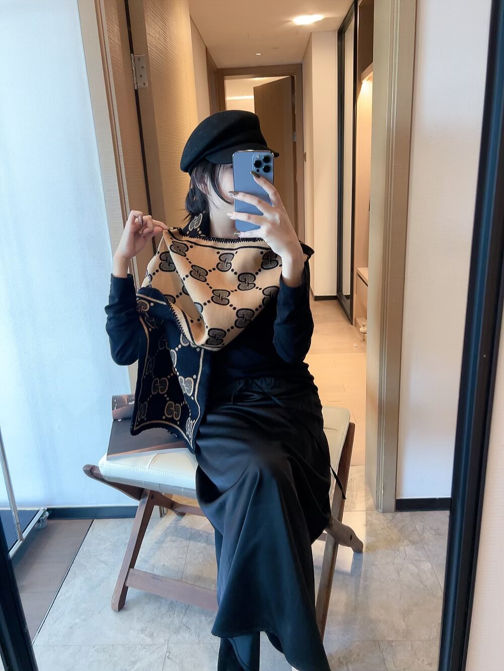 批70 顶级版本出货. 装饰超大造型设计GG图案。于1970年代首次使用的GG标识从始于1930年代的初始Gucci菱形设计演化而来，其后便被设立为Gucci传承的标志。在2018早春系列中，GG图案以全新方式重返时尚前沿，旨在向Gucci的本源致敬。棕色和米色GG提花羊毛真丝：35厘米（宽） x 180厘米（长） 面料：羊毛！