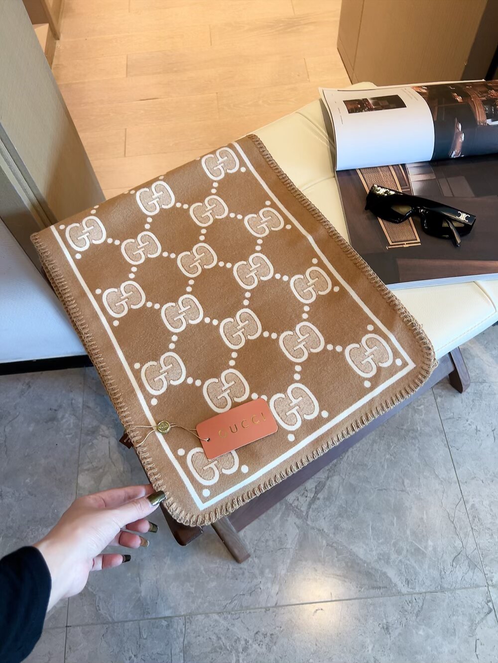 批70 顶级版本出货. 装饰超大造型设计GG图案。于1970年代首次使用的GG标识从始于1930年代的初始Gucci菱形设计演化而来，其后便被设立为Gucci传承的标志。在2018早春系列中，GG图案以全新方式重返时尚前沿，旨在向Gucci的本源致敬。棕色和米色GG提花羊毛真丝：35厘米（宽） x 180厘米（长） 面料：羊毛！