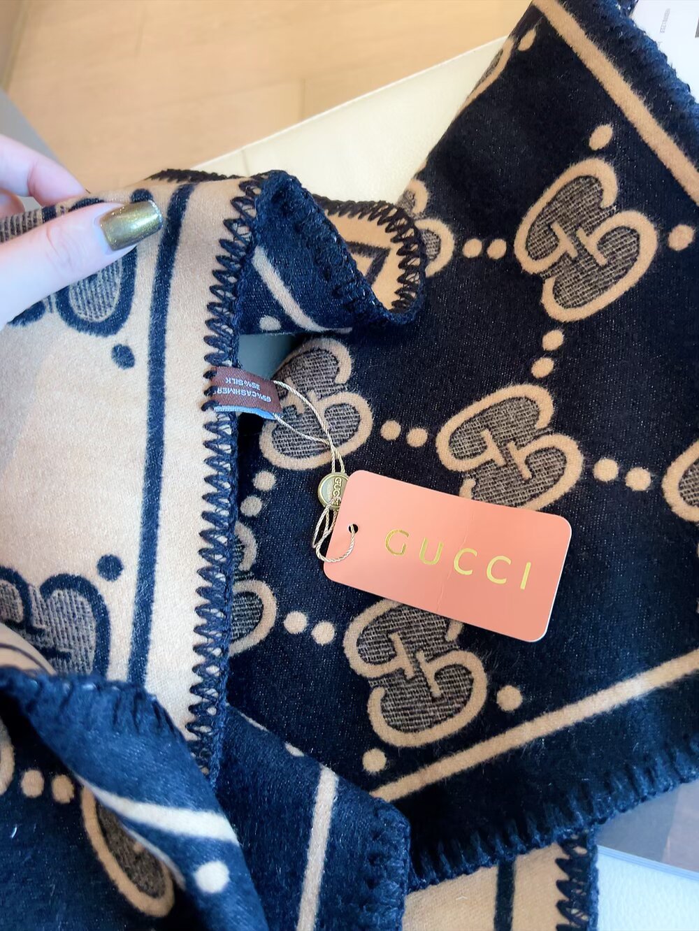 批70 顶级版本出货. 装饰超大造型设计GG图案。于1970年代首次使用的GG标识从始于1930年代的初始Gucci菱形设计演化而来，其后便被设立为Gucci传承的标志。在2018早春系列中，GG图案以全新方式重返时尚前沿，旨在向Gucci的本源致敬。棕色和米色GG提花羊毛真丝：35厘米（宽） x 180厘米（长） 面料：羊毛！