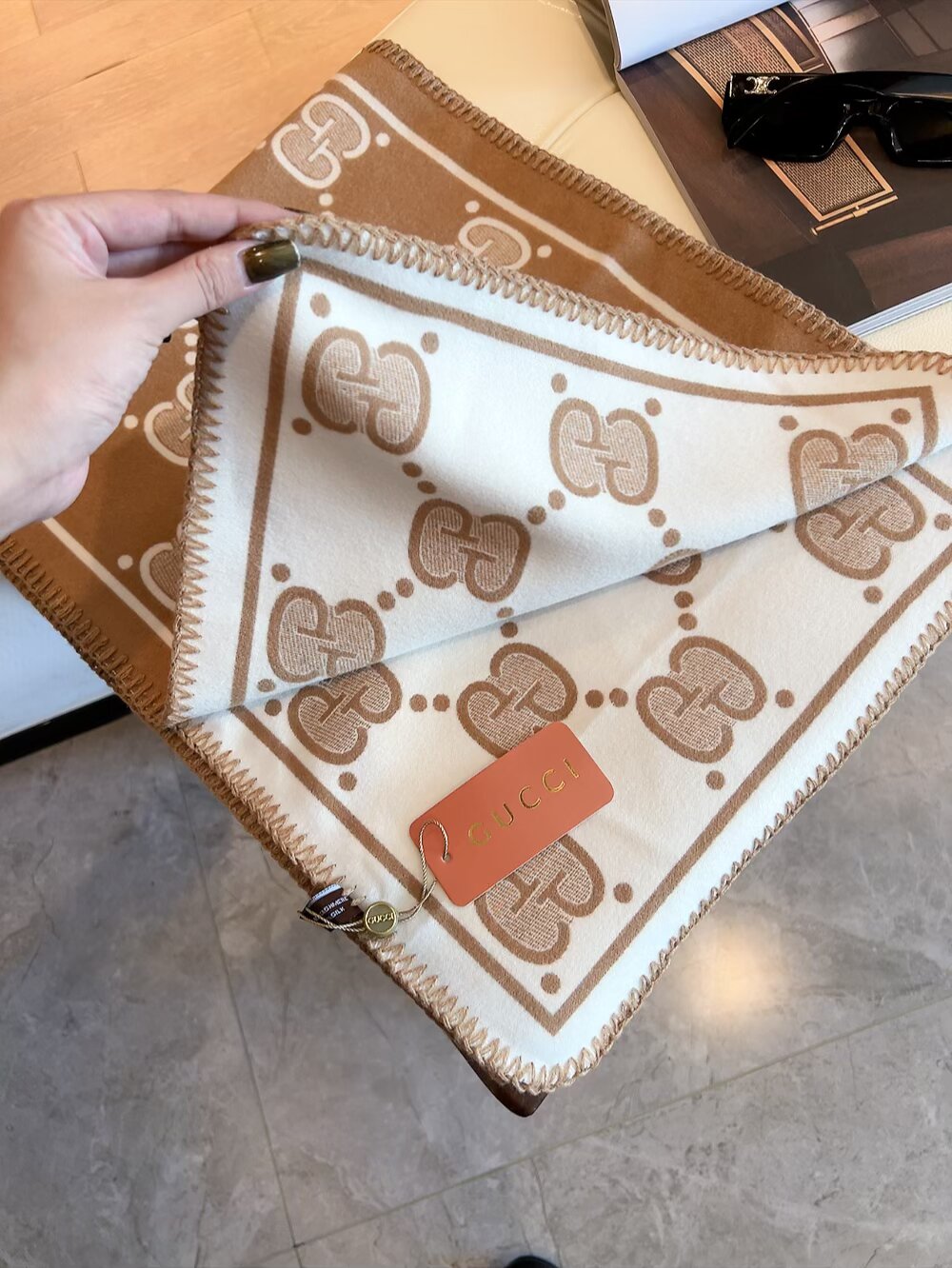 批70 顶级版本出货. 装饰超大造型设计GG图案。于1970年代首次使用的GG标识从始于1930年代的初始Gucci菱形设计演化而来，其后便被设立为Gucci传承的标志。在2018早春系列中，GG图案以全新方式重返时尚前沿，旨在向Gucci的本源致敬。棕色和米色GG提花羊毛真丝：35厘米（宽） x 180厘米（长） 面料：羊毛！