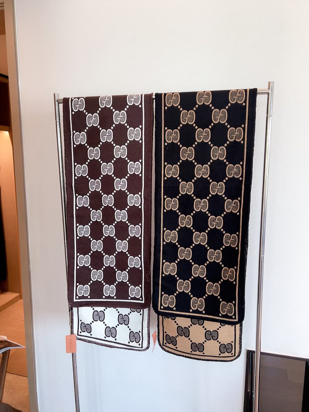 批70 顶级版本出货. 装饰超大造型设计GG图案。于1970年代首次使用的GG标识从始于1930年代的初始Gucci菱形设计演化而来，其后便被设立为Gucci传承的标志。在2018早春系列中，GG图案以全新方式重返时尚前沿，旨在向Gucci的本源致敬。棕色和米色GG提花羊毛真丝：35厘米（宽） x 180厘米（长） 面料：羊毛！