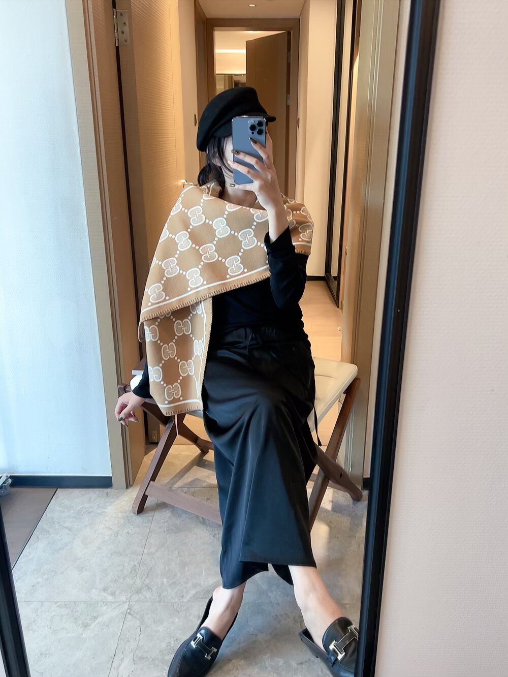 批70 顶级版本出货. 装饰超大造型设计GG图案。于1970年代首次使用的GG标识从始于1930年代的初始Gucci菱形设计演化而来，其后便被设立为Gucci传承的标志。在2018早春系列中，GG图案以全新方式重返时尚前沿，旨在向Gucci的本源致敬。棕色和米色GG提花羊毛真丝：35厘米（宽） x 180厘米（长） 面料：羊毛！