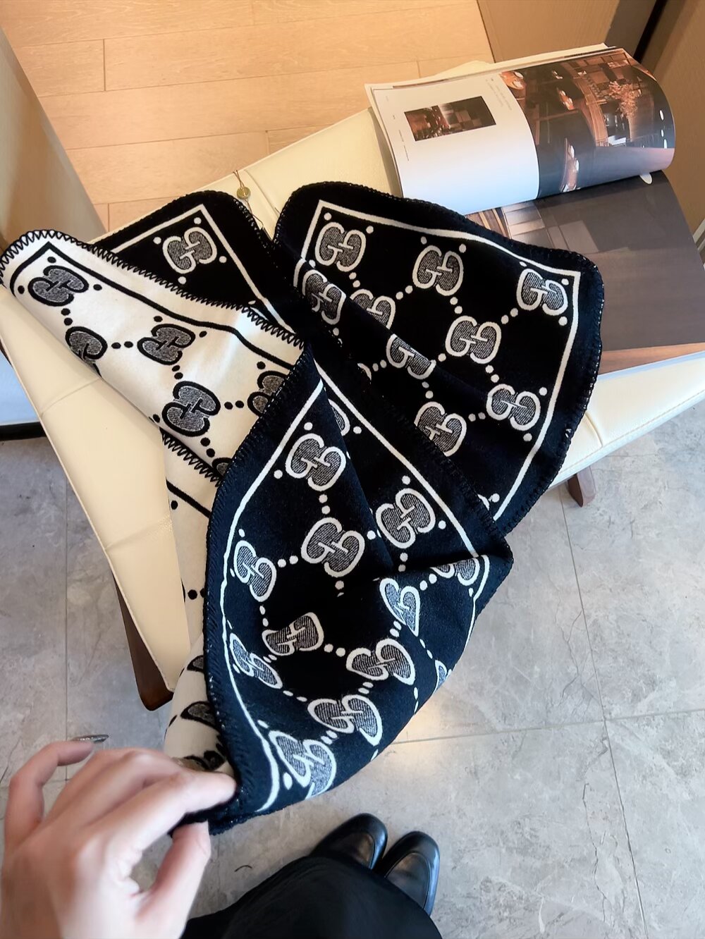 批70 顶级版本出货. 装饰超大造型设计GG图案。于1970年代首次使用的GG标识从始于1930年代的初始Gucci菱形设计演化而来，其后便被设立为Gucci传承的标志。在2018早春系列中，GG图案以全新方式重返时尚前沿，旨在向Gucci的本源致敬。棕色和米色GG提花羊毛真丝：35厘米（宽） x 180厘米（长） 面料：羊毛！
