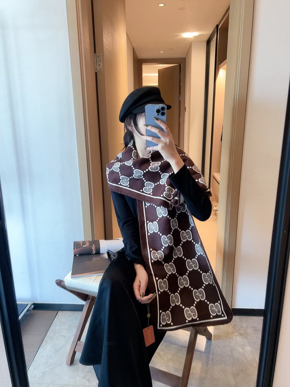 批70 顶级版本出货. 装饰超大造型设计GG图案。于1970年代首次使用的GG标识从始于1930年代的初始Gucci菱形设计演化而来，其后便被设立为Gucci传承的标志。在2018早春系列中，GG图案以全新方式重返时尚前沿，旨在向Gucci的本源致敬。棕色和米色GG提花羊毛真丝：35厘米（宽） x 180厘米（长） 面料：羊毛！