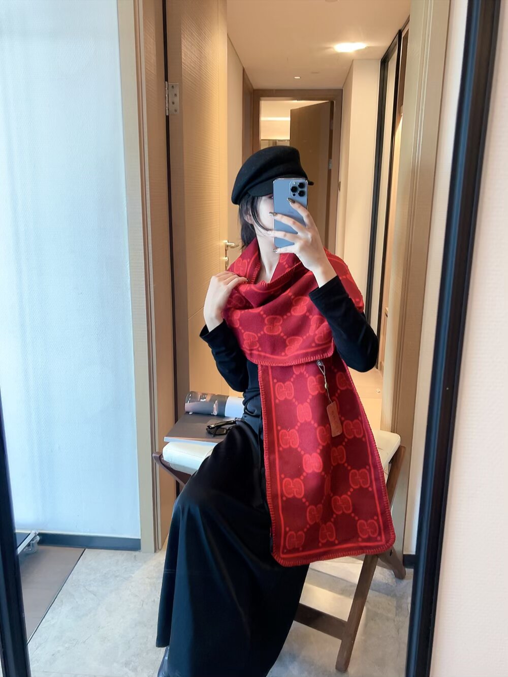 批70 顶级版本出货. 装饰超大造型设计GG图案。于1970年代首次使用的GG标识从始于1930年代的初始Gucci菱形设计演化而来，其后便被设立为Gucci传承的标志。在2018早春系列中，GG图案以全新方式重返时尚前沿，旨在向Gucci的本源致敬。棕色和米色GG提花羊毛真丝：35厘米（宽） x 180厘米（长） 面料：羊毛！