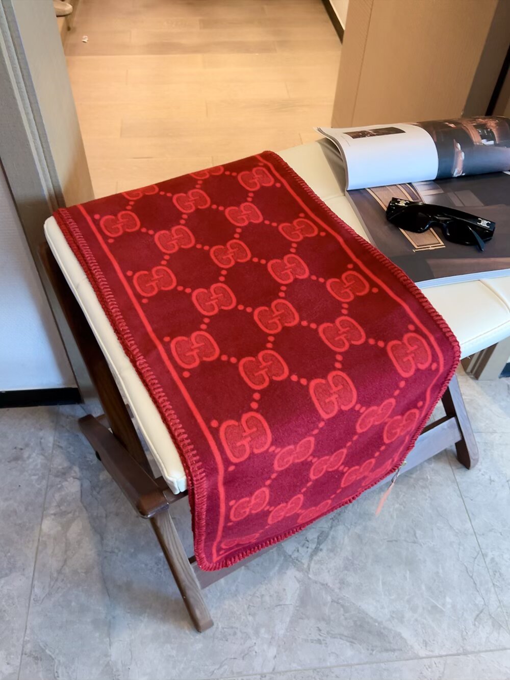 批70 顶级版本出货. 装饰超大造型设计GG图案。于1970年代首次使用的GG标识从始于1930年代的初始Gucci菱形设计演化而来，其后便被设立为Gucci传承的标志。在2018早春系列中，GG图案以全新方式重返时尚前沿，旨在向Gucci的本源致敬。棕色和米色GG提花羊毛真丝：35厘米（宽） x 180厘米（长） 面料：羊毛！