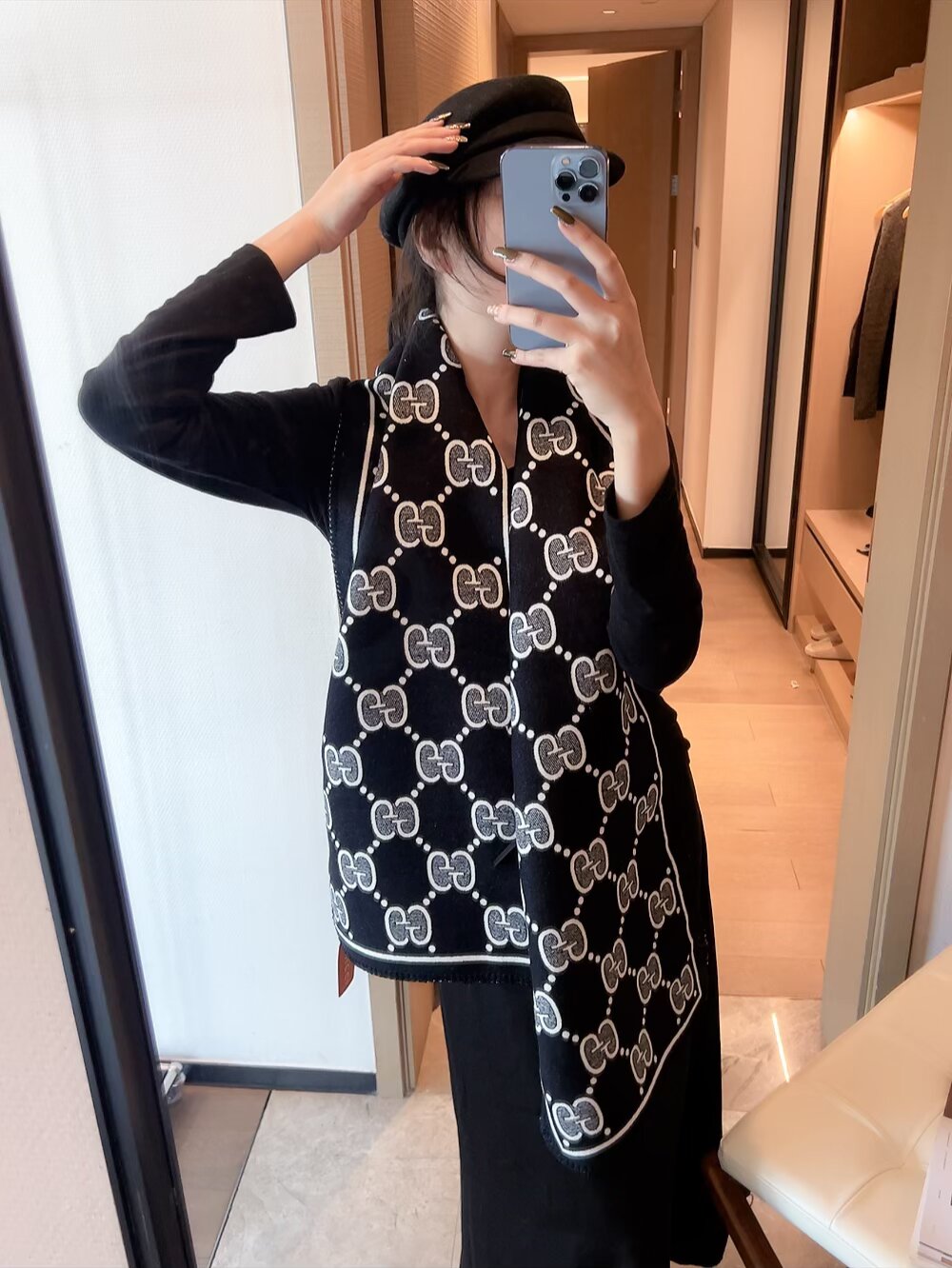 批70 顶级版本出货. 装饰超大造型设计GG图案。于1970年代首次使用的GG标识从始于1930年代的初始Gucci菱形设计演化而来，其后便被设立为Gucci传承的标志。在2018早春系列中，GG图案以全新方式重返时尚前沿，旨在向Gucci的本源致敬。棕色和米色GG提花羊毛真丝：35厘米（宽） x 180厘米（长） 面料：羊毛！