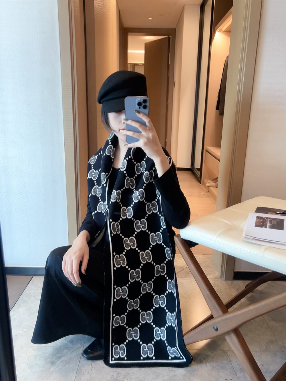 批70 顶级版本出货. 装饰超大造型设计GG图案。于1970年代首次使用的GG标识从始于1930年代的初始Gucci菱形设计演化而来，其后便被设立为Gucci传承的标志。在2018早春系列中，GG图案以全新方式重返时尚前沿，旨在向Gucci的本源致敬。棕色和米色GG提花羊毛真丝：35厘米（宽） x 180厘米（长） 面料：羊毛！