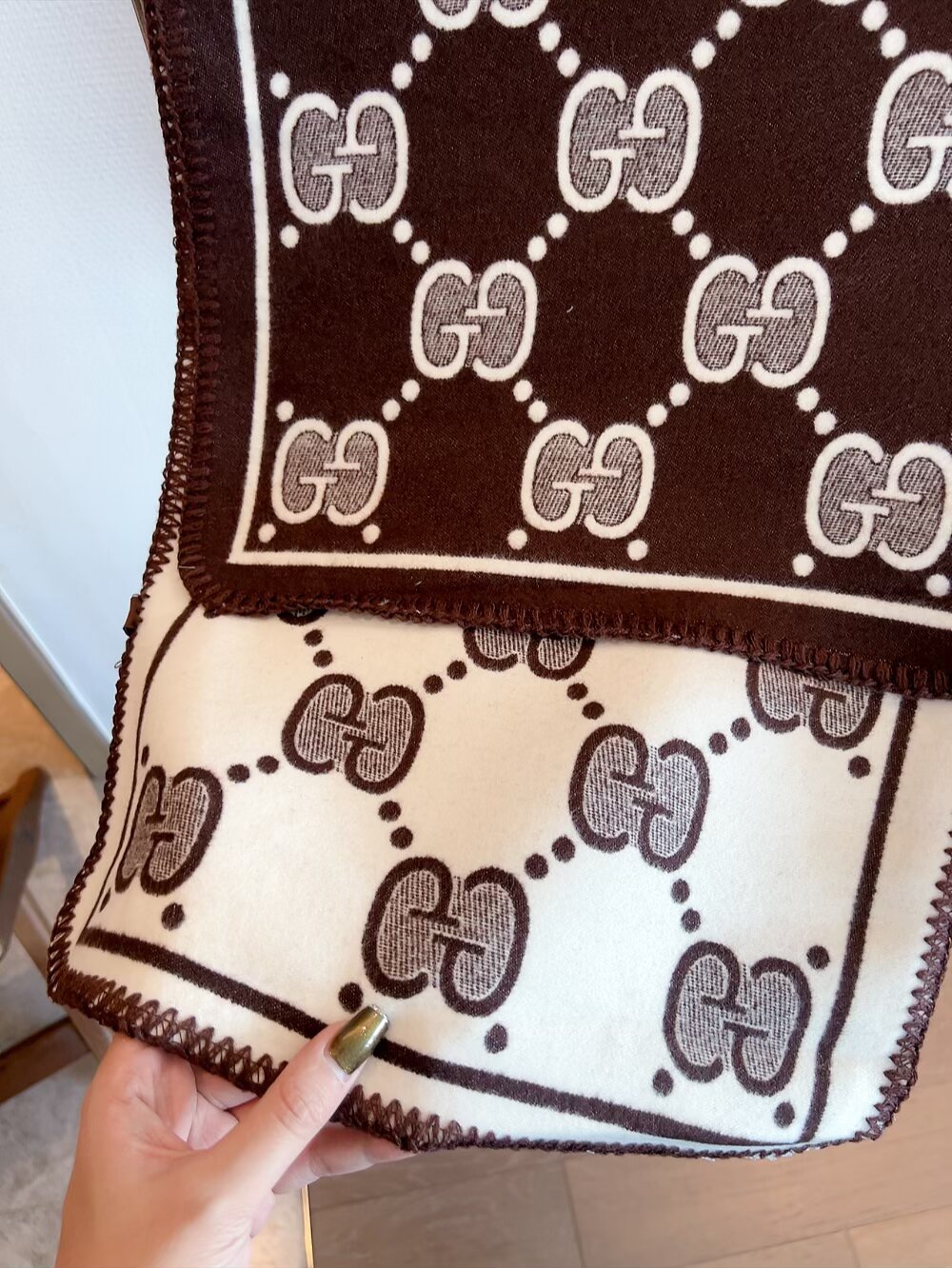 批70 顶级版本出货. 装饰超大造型设计GG图案。于1970年代首次使用的GG标识从始于1930年代的初始Gucci菱形设计演化而来，其后便被设立为Gucci传承的标志。在2018早春系列中，GG图案以全新方式重返时尚前沿，旨在向Gucci的本源致敬。棕色和米色GG提花羊毛真丝：35厘米（宽） x 180厘米（长） 面料：羊毛！