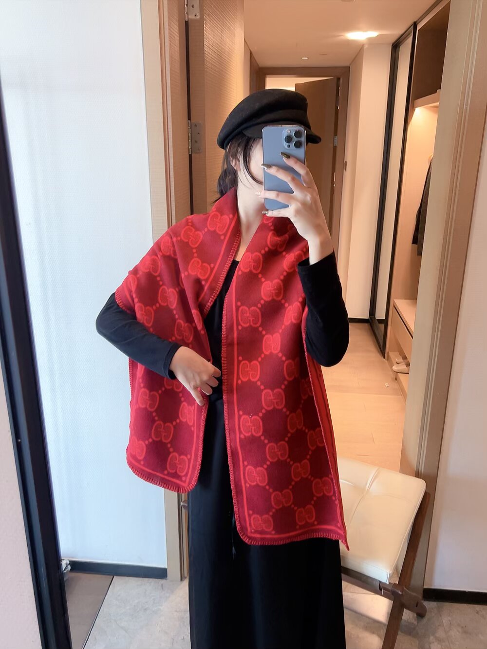 批70 顶级版本出货. 装饰超大造型设计GG图案。于1970年代首次使用的GG标识从始于1930年代的初始Gucci菱形设计演化而来，其后便被设立为Gucci传承的标志。在2018早春系列中，GG图案以全新方式重返时尚前沿，旨在向Gucci的本源致敬。棕色和米色GG提花羊毛真丝：35厘米（宽） x 180厘米（长） 面料：羊毛！