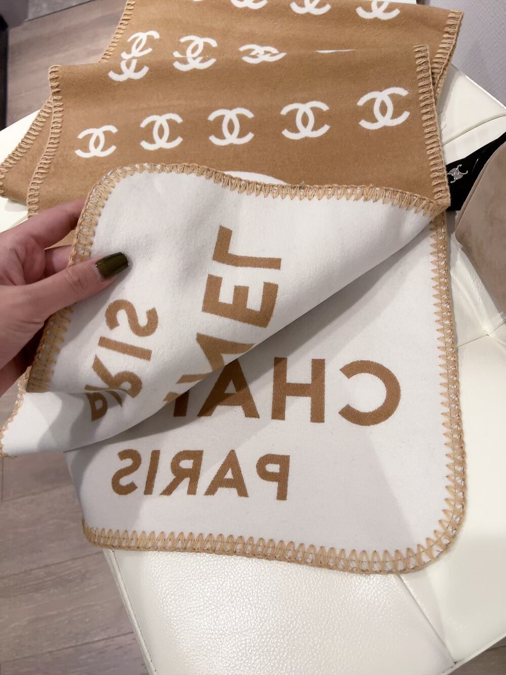 批70 年轻时髦范儿👍香粉看过来~Chanel 最新秋冬款，真的太好看了。福利价格回馈‼️招牌的粗花呢调调，编织风系列羊绒羊毛混纺披肩，很女神很时髦，配色也超爱，经典秋冬色系‼️软糯保暖~很厚实一条足够温暖，每个女人都会爱上Ta吧❣️编织的纹路非常大气，很有香家专属的那种品牌气场❗纹路别具一格，上身很气质，香粉都会懂的那种美‼️搭配各类秋冬的外套都不在话下，实物真的是温暖的大绵羊一样给人安全感，关键颜值还这么高👍特别特别罕见的一款❗软糯手感无敌，品质就不用多说了，杠杠的‼️35*190cm温暖加大尺寸。随便怎么围都好看，收到绝对觉得值👍