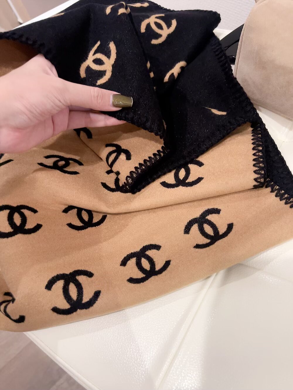 批70 年轻时髦范儿👍香粉看过来~Chanel 最新秋冬款，真的太好看了。福利价格回馈‼️招牌的粗花呢调调，编织风系列羊绒羊毛混纺披肩，很女神很时髦，配色也超爱，经典秋冬色系‼️软糯保暖~很厚实一条足够温暖，每个女人都会爱上Ta吧❣️编织的纹路非常大气，很有香家专属的那种品牌气场❗纹路别具一格，上身很气质，香粉都会懂的那种美‼️搭配各类秋冬的外套都不在话下，实物真的是温暖的大绵羊一样给人安全感，关键颜值还这么高👍特别特别罕见的一款❗软糯手感无敌，品质就不用多说了，杠杠的‼️35*190cm温暖加大尺寸。随便怎么围都好看，收到绝对觉得值👍