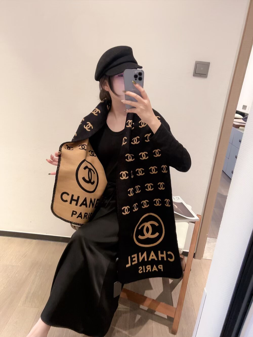 批70 年轻时髦范儿👍香粉看过来~Chanel 最新秋冬款，真的太好看了。福利价格回馈‼️招牌的粗花呢调调，编织风系列羊绒羊毛混纺披肩，很女神很时髦，配色也超爱，经典秋冬色系‼️软糯保暖~很厚实一条足够温暖，每个女人都会爱上Ta吧❣️编织的纹路非常大气，很有香家专属的那种品牌气场❗纹路别具一格，上身很气质，香粉都会懂的那种美‼️搭配各类秋冬的外套都不在话下，实物真的是温暖的大绵羊一样给人安全感，关键颜值还这么高👍特别特别罕见的一款❗软糯手感无敌，品质就不用多说了，杠杠的‼️35*190cm温暖加大尺寸。随便怎么围都好看，收到绝对觉得值👍