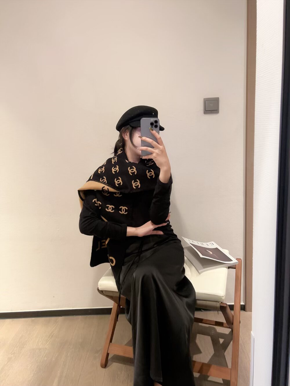 批70 年轻时髦范儿👍香粉看过来~Chanel 最新秋冬款，真的太好看了。福利价格回馈‼️招牌的粗花呢调调，编织风系列羊绒羊毛混纺披肩，很女神很时髦，配色也超爱，经典秋冬色系‼️软糯保暖~很厚实一条足够温暖，每个女人都会爱上Ta吧❣️编织的纹路非常大气，很有香家专属的那种品牌气场❗纹路别具一格，上身很气质，香粉都会懂的那种美‼️搭配各类秋冬的外套都不在话下，实物真的是温暖的大绵羊一样给人安全感，关键颜值还这么高👍特别特别罕见的一款❗软糯手感无敌，品质就不用多说了，杠杠的‼️35*190cm温暖加大尺寸。随便怎么围都好看，收到绝对觉得值👍