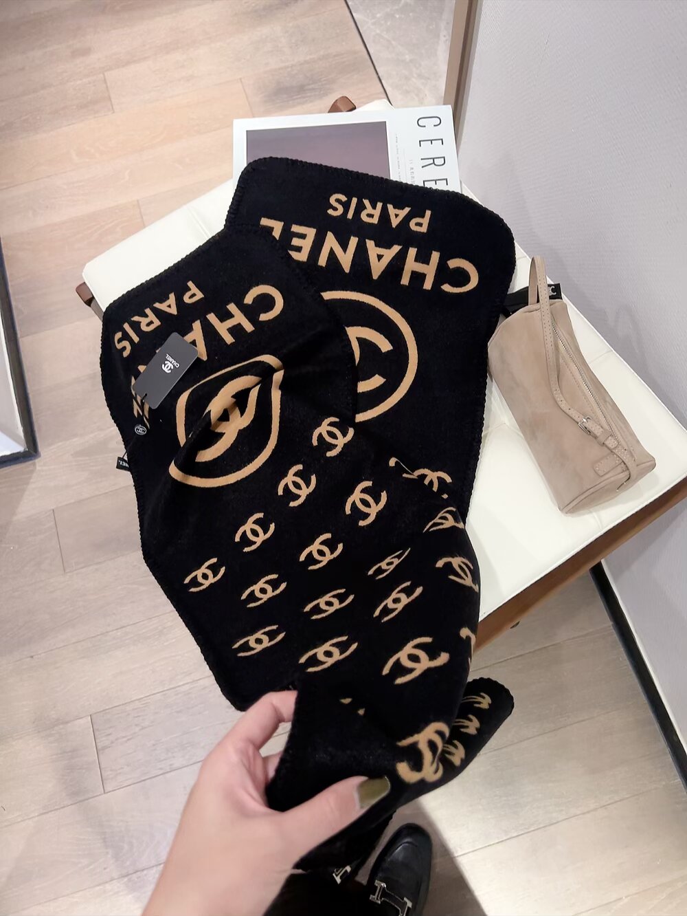 批70 年轻时髦范儿👍香粉看过来~Chanel 最新秋冬款，真的太好看了。福利价格回馈‼️招牌的粗花呢调调，编织风系列羊绒羊毛混纺披肩，很女神很时髦，配色也超爱，经典秋冬色系‼️软糯保暖~很厚实一条足够温暖，每个女人都会爱上Ta吧❣️编织的纹路非常大气，很有香家专属的那种品牌气场❗纹路别具一格，上身很气质，香粉都会懂的那种美‼️搭配各类秋冬的外套都不在话下，实物真的是温暖的大绵羊一样给人安全感，关键颜值还这么高👍特别特别罕见的一款❗软糯手感无敌，品质就不用多说了，杠杠的‼️35*190cm温暖加大尺寸。随便怎么围都好看，收到绝对觉得值👍