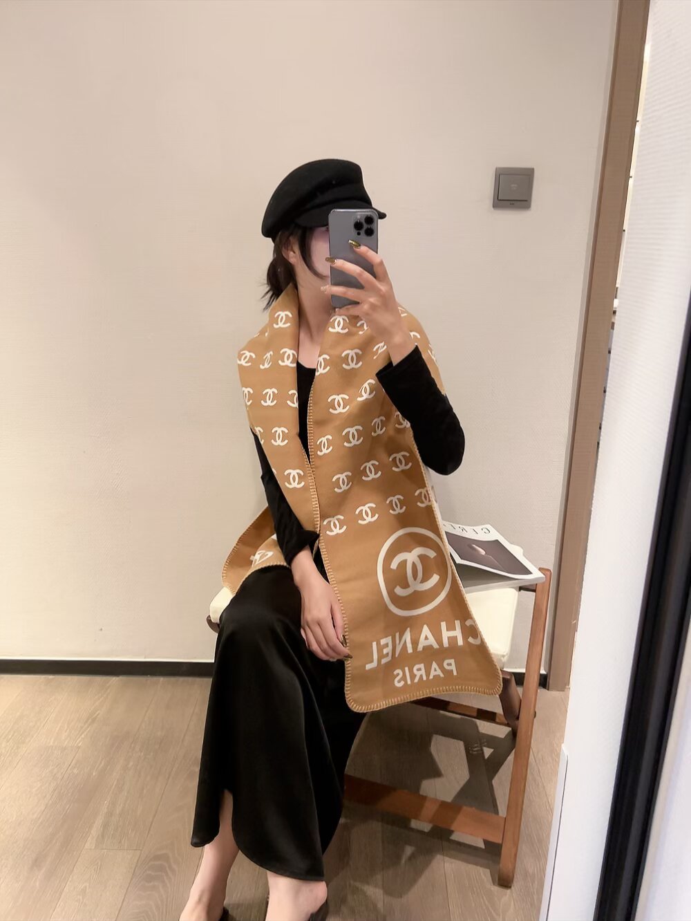 批70 年轻时髦范儿👍香粉看过来~Chanel 最新秋冬款，真的太好看了。福利价格回馈‼️招牌的粗花呢调调，编织风系列羊绒羊毛混纺披肩，很女神很时髦，配色也超爱，经典秋冬色系‼️软糯保暖~很厚实一条足够温暖，每个女人都会爱上Ta吧❣️编织的纹路非常大气，很有香家专属的那种品牌气场❗纹路别具一格，上身很气质，香粉都会懂的那种美‼️搭配各类秋冬的外套都不在话下，实物真的是温暖的大绵羊一样给人安全感，关键颜值还这么高👍特别特别罕见的一款❗软糯手感无敌，品质就不用多说了，杠杠的‼️35*190cm温暖加大尺寸。随便怎么围都好看，收到绝对觉得值👍