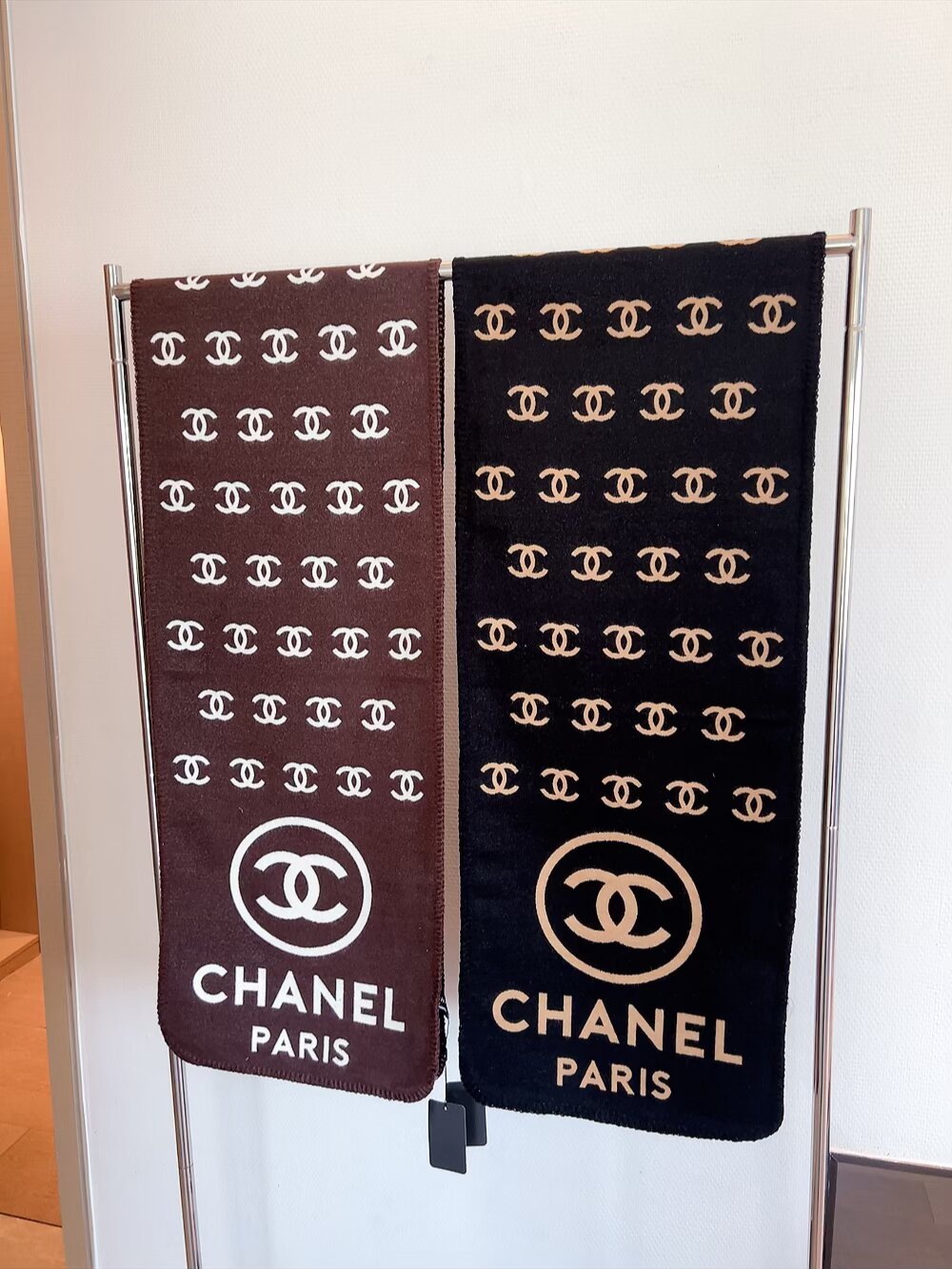 批70 年轻时髦范儿👍香粉看过来~Chanel 最新秋冬款，真的太好看了。福利价格回馈‼️招牌的粗花呢调调，编织风系列羊绒羊毛混纺披肩，很女神很时髦，配色也超爱，经典秋冬色系‼️软糯保暖~很厚实一条足够温暖，每个女人都会爱上Ta吧❣️编织的纹路非常大气，很有香家专属的那种品牌气场❗纹路别具一格，上身很气质，香粉都会懂的那种美‼️搭配各类秋冬的外套都不在话下，实物真的是温暖的大绵羊一样给人安全感，关键颜值还这么高👍特别特别罕见的一款❗软糯手感无敌，品质就不用多说了，杠杠的‼️35*190cm温暖加大尺寸。随便怎么围都好看，收到绝对觉得值👍