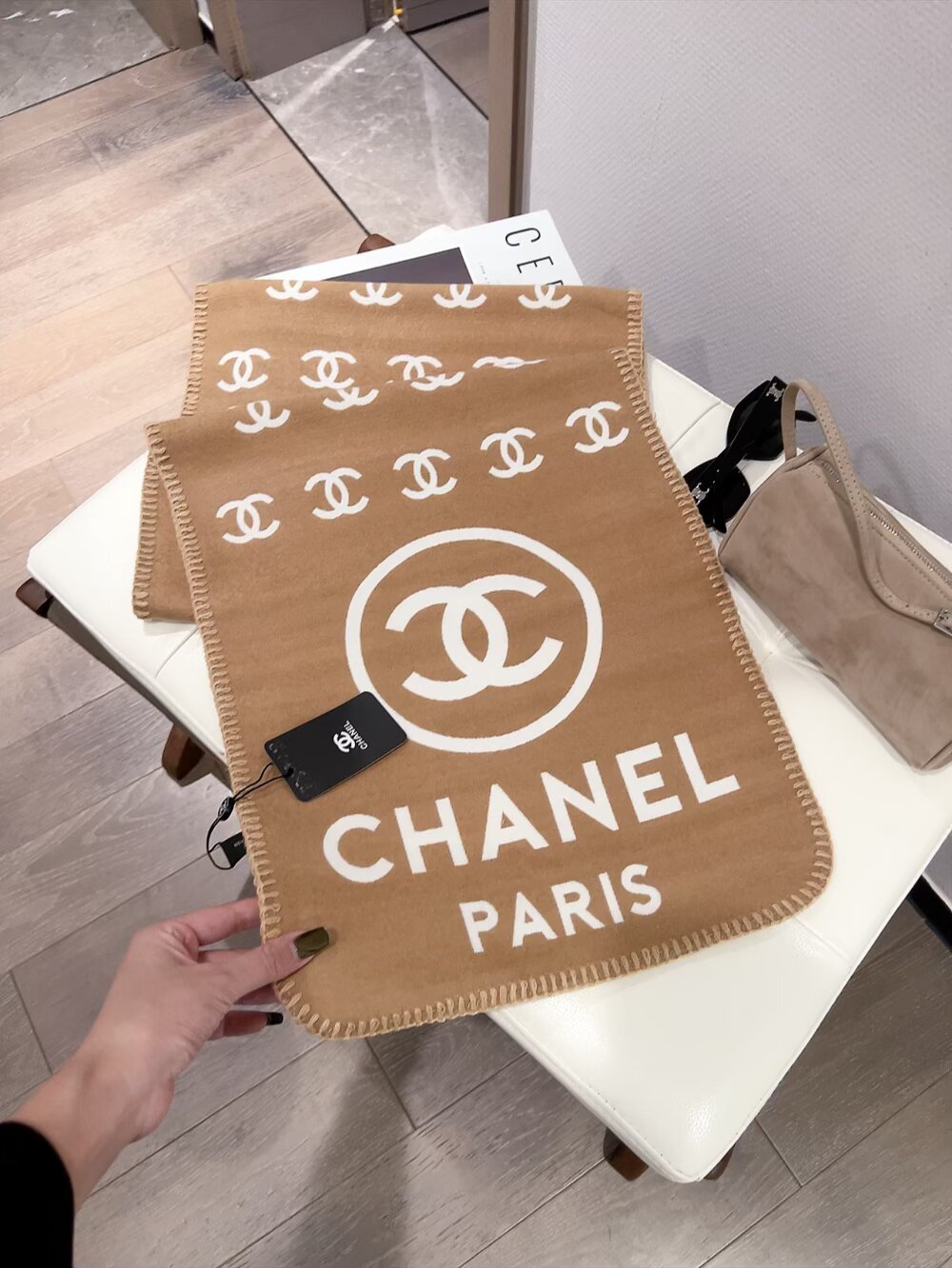 批70 年轻时髦范儿👍香粉看过来~Chanel 最新秋冬款，真的太好看了。福利价格回馈‼️招牌的粗花呢调调，编织风系列羊绒羊毛混纺披肩，很女神很时髦，配色也超爱，经典秋冬色系‼️软糯保暖~很厚实一条足够温暖，每个女人都会爱上Ta吧❣️编织的纹路非常大气，很有香家专属的那种品牌气场❗纹路别具一格，上身很气质，香粉都会懂的那种美‼️搭配各类秋冬的外套都不在话下，实物真的是温暖的大绵羊一样给人安全感，关键颜值还这么高👍特别特别罕见的一款❗软糯手感无敌，品质就不用多说了，杠杠的‼️35*190cm温暖加大尺寸。随便怎么围都好看，收到绝对觉得值👍