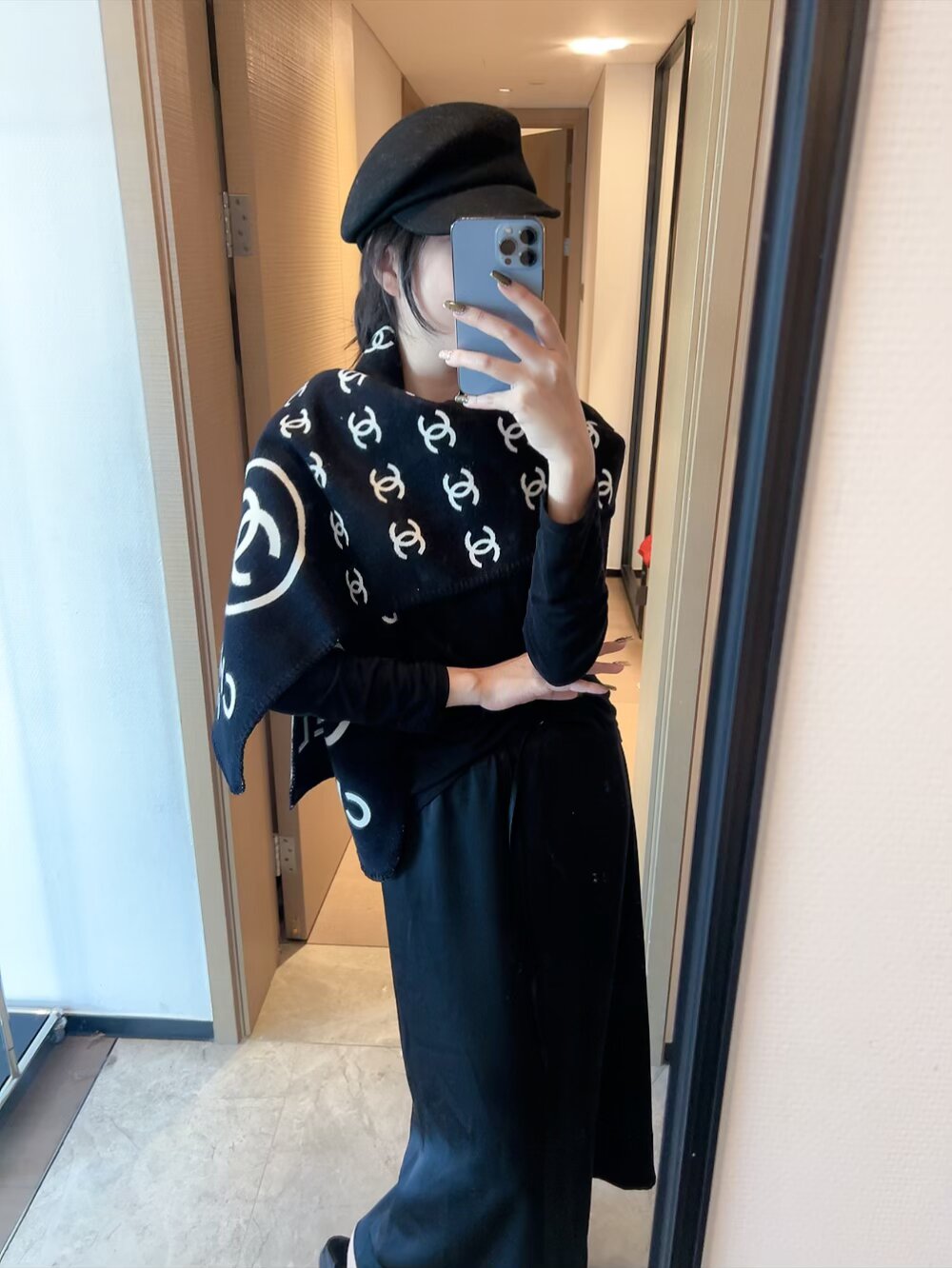 批70年轻时髦范儿👍香粉看过来~Chanel 最新秋冬款，真的太好看了。福利价格回馈‼️招牌的粗花呢调调，编织风系列羊绒羊毛混纺披肩，很女神很时髦，配色也超爱，经典秋冬色系‼️软糯保暖~很厚实一条足够温暖，每个女人都会爱上Ta吧❣️编织的纹路非常大气，很有香家专属的那种品牌气场❗纹路别具一格，上身很气质，香粉都会懂的那种美‼️搭配各类秋冬的外套都不在话下，实物真的是温暖的大绵羊一样给人安全感，关键颜值还这么高👍特别特别罕见的一款❗软糯手感无敌，品质就不用多说了，杠杠的‼️35*190cm温暖加大尺寸。随便怎么围都好看，收到绝对觉得值👍