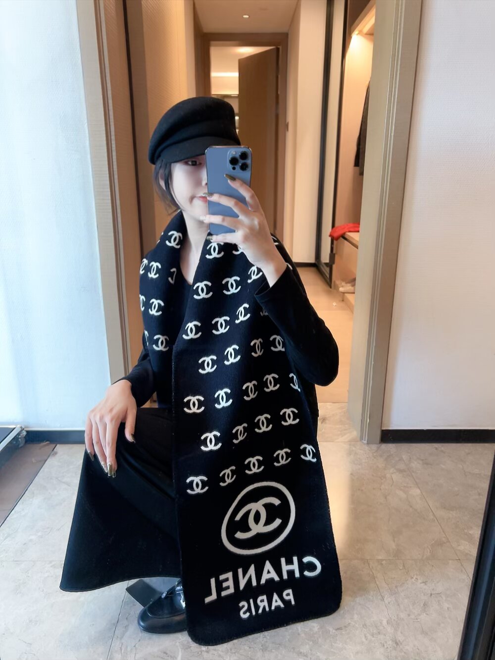 批70年轻时髦范儿👍香粉看过来~Chanel 最新秋冬款，真的太好看了。福利价格回馈‼️招牌的粗花呢调调，编织风系列羊绒羊毛混纺披肩，很女神很时髦，配色也超爱，经典秋冬色系‼️软糯保暖~很厚实一条足够温暖，每个女人都会爱上Ta吧❣️编织的纹路非常大气，很有香家专属的那种品牌气场❗纹路别具一格，上身很气质，香粉都会懂的那种美‼️搭配各类秋冬的外套都不在话下，实物真的是温暖的大绵羊一样给人安全感，关键颜值还这么高👍特别特别罕见的一款❗软糯手感无敌，品质就不用多说了，杠杠的‼️35*190cm温暖加大尺寸。随便怎么围都好看，收到绝对觉得值👍