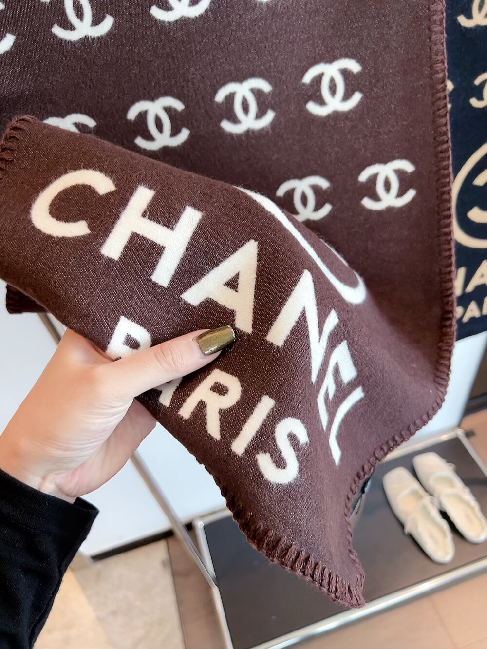 批70年轻时髦范儿👍香粉看过来~Chanel 最新秋冬款，真的太好看了。福利价格回馈‼️招牌的粗花呢调调，编织风系列羊绒羊毛混纺披肩，很女神很时髦，配色也超爱，经典秋冬色系‼️软糯保暖~很厚实一条足够温暖，每个女人都会爱上Ta吧❣️编织的纹路非常大气，很有香家专属的那种品牌气场❗纹路别具一格，上身很气质，香粉都会懂的那种美‼️搭配各类秋冬的外套都不在话下，实物真的是温暖的大绵羊一样给人安全感，关键颜值还这么高👍特别特别罕见的一款❗软糯手感无敌，品质就不用多说了，杠杠的‼️35*190cm温暖加大尺寸。随便怎么围都好看，收到绝对觉得值👍