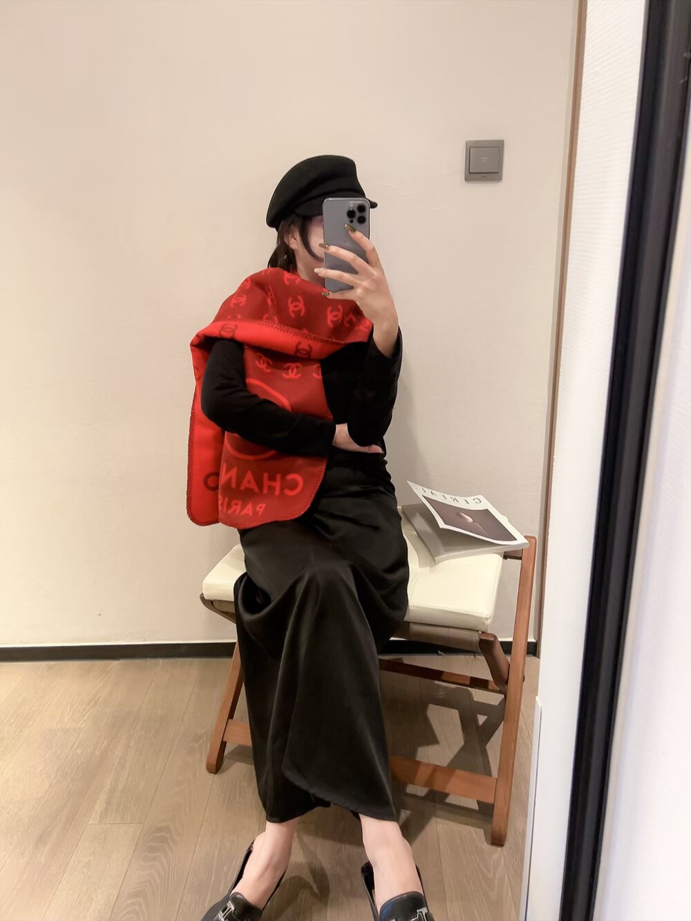 批70年轻时髦范儿👍香粉看过来~Chanel 最新秋冬款，真的太好看了。福利价格回馈‼️招牌的粗花呢调调，编织风系列羊绒羊毛混纺披肩，很女神很时髦，配色也超爱，经典秋冬色系‼️软糯保暖~很厚实一条足够温暖，每个女人都会爱上Ta吧❣️编织的纹路非常大气，很有香家专属的那种品牌气场❗纹路别具一格，上身很气质，香粉都会懂的那种美‼️搭配各类秋冬的外套都不在话下，实物真的是温暖的大绵羊一样给人安全感，关键颜值还这么高👍特别特别罕见的一款❗软糯手感无敌，品质就不用多说了，杠杠的‼️35*190cm温暖加大尺寸。随便怎么围都好看，收到绝对觉得值👍