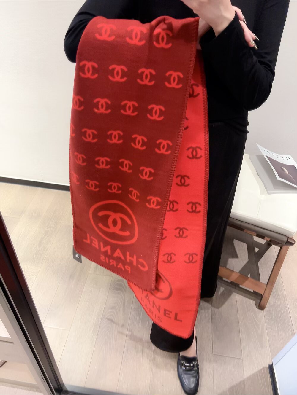 批70年轻时髦范儿👍香粉看过来~Chanel 最新秋冬款，真的太好看了。福利价格回馈‼️招牌的粗花呢调调，编织风系列羊绒羊毛混纺披肩，很女神很时髦，配色也超爱，经典秋冬色系‼️软糯保暖~很厚实一条足够温暖，每个女人都会爱上Ta吧❣️编织的纹路非常大气，很有香家专属的那种品牌气场❗纹路别具一格，上身很气质，香粉都会懂的那种美‼️搭配各类秋冬的外套都不在话下，实物真的是温暖的大绵羊一样给人安全感，关键颜值还这么高👍特别特别罕见的一款❗软糯手感无敌，品质就不用多说了，杠杠的‼️35*190cm温暖加大尺寸。随便怎么围都好看，收到绝对觉得值👍