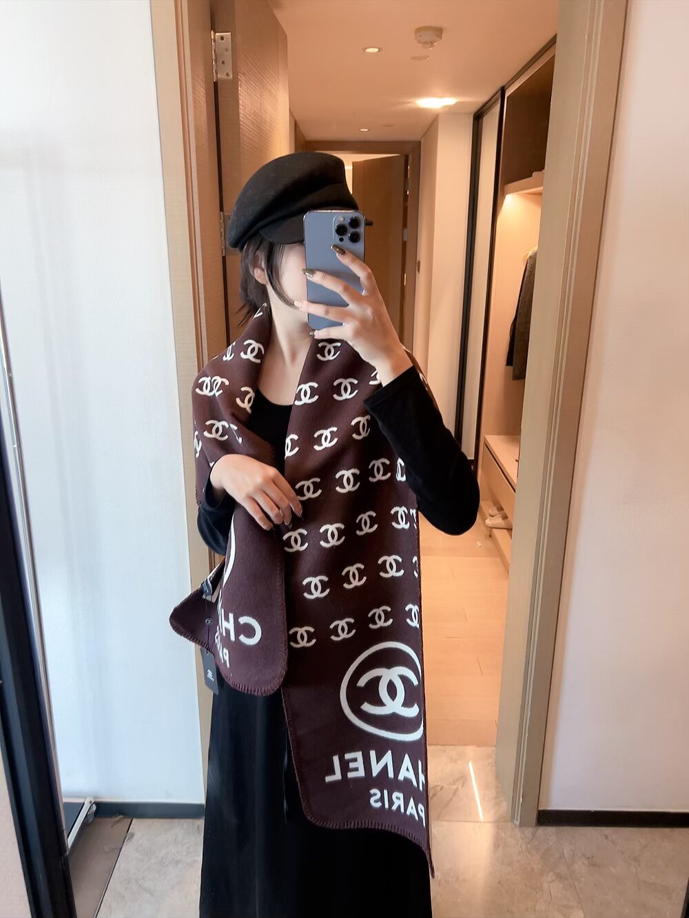 批70年轻时髦范儿👍香粉看过来~Chanel 最新秋冬款，真的太好看了。福利价格回馈‼️招牌的粗花呢调调，编织风系列羊绒羊毛混纺披肩，很女神很时髦，配色也超爱，经典秋冬色系‼️软糯保暖~很厚实一条足够温暖，每个女人都会爱上Ta吧❣️编织的纹路非常大气，很有香家专属的那种品牌气场❗纹路别具一格，上身很气质，香粉都会懂的那种美‼️搭配各类秋冬的外套都不在话下，实物真的是温暖的大绵羊一样给人安全感，关键颜值还这么高👍特别特别罕见的一款❗软糯手感无敌，品质就不用多说了，杠杠的‼️35*190cm温暖加大尺寸。随便怎么围都好看，收到绝对觉得值👍