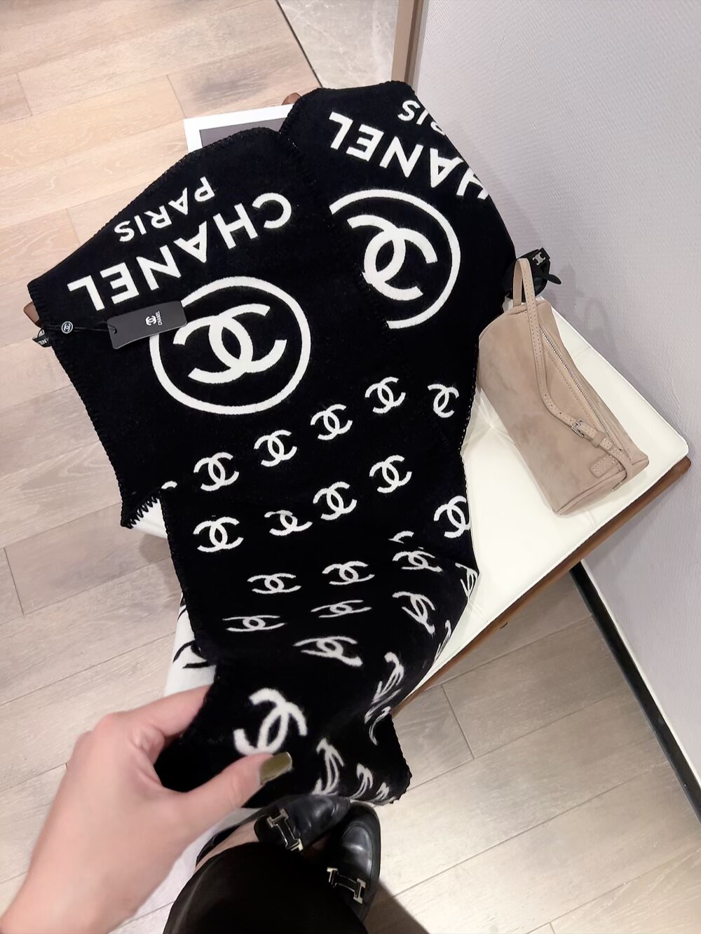 批70年轻时髦范儿👍香粉看过来~Chanel 最新秋冬款，真的太好看了。福利价格回馈‼️招牌的粗花呢调调，编织风系列羊绒羊毛混纺披肩，很女神很时髦，配色也超爱，经典秋冬色系‼️软糯保暖~很厚实一条足够温暖，每个女人都会爱上Ta吧❣️编织的纹路非常大气，很有香家专属的那种品牌气场❗纹路别具一格，上身很气质，香粉都会懂的那种美‼️搭配各类秋冬的外套都不在话下，实物真的是温暖的大绵羊一样给人安全感，关键颜值还这么高👍特别特别罕见的一款❗软糯手感无敌，品质就不用多说了，杠杠的‼️35*190cm温暖加大尺寸。随便怎么围都好看，收到绝对觉得值👍