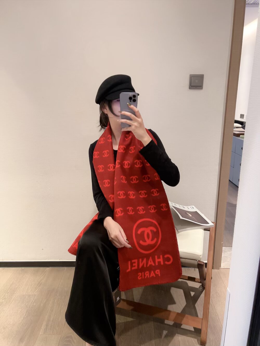 批70年轻时髦范儿👍香粉看过来~Chanel 最新秋冬款，真的太好看了。福利价格回馈‼️招牌的粗花呢调调，编织风系列羊绒羊毛混纺披肩，很女神很时髦，配色也超爱，经典秋冬色系‼️软糯保暖~很厚实一条足够温暖，每个女人都会爱上Ta吧❣️编织的纹路非常大气，很有香家专属的那种品牌气场❗纹路别具一格，上身很气质，香粉都会懂的那种美‼️搭配各类秋冬的外套都不在话下，实物真的是温暖的大绵羊一样给人安全感，关键颜值还这么高👍特别特别罕见的一款❗软糯手感无敌，品质就不用多说了，杠杠的‼️35*190cm温暖加大尺寸。随便怎么围都好看，收到绝对觉得值👍