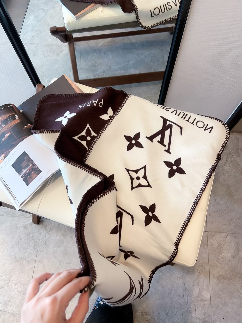 批70 精美三角针锁边设计 最新款围巾，女士的福利 超温柔洋气的双面设计！！】感觉这个比以往的设计都更显年轻更显温柔更气质有木有！！感觉她能与一万件上衣匹配在一起，双面围巾设计 反差感提花图案，实实在在的日常时髦款 35✖️190的尺寸，超级无敌赞的任意玩转各种系法！！超级显瘦高级显时髦，主要还是设计好，特别显质感，加上这样的薄厚度适中上身可以很有型！是利用率相当高的一款围巾