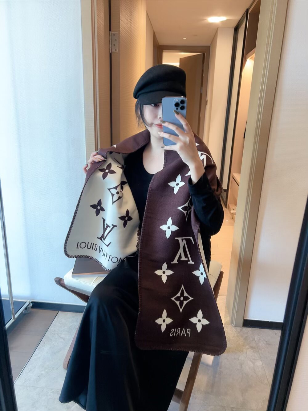 批70 精美三角针锁边设计 最新款围巾，女士的福利 超温柔洋气的双面设计！！】感觉这个比以往的设计都更显年轻更显温柔更气质有木有！！感觉她能与一万件上衣匹配在一起，双面围巾设计 反差感提花图案，实实在在的日常时髦款 35✖️190的尺寸，超级无敌赞的任意玩转各种系法！！超级显瘦高级显时髦，主要还是设计好，特别显质感，加上这样的薄厚度适中上身可以很有型！是利用率相当高的一款围巾