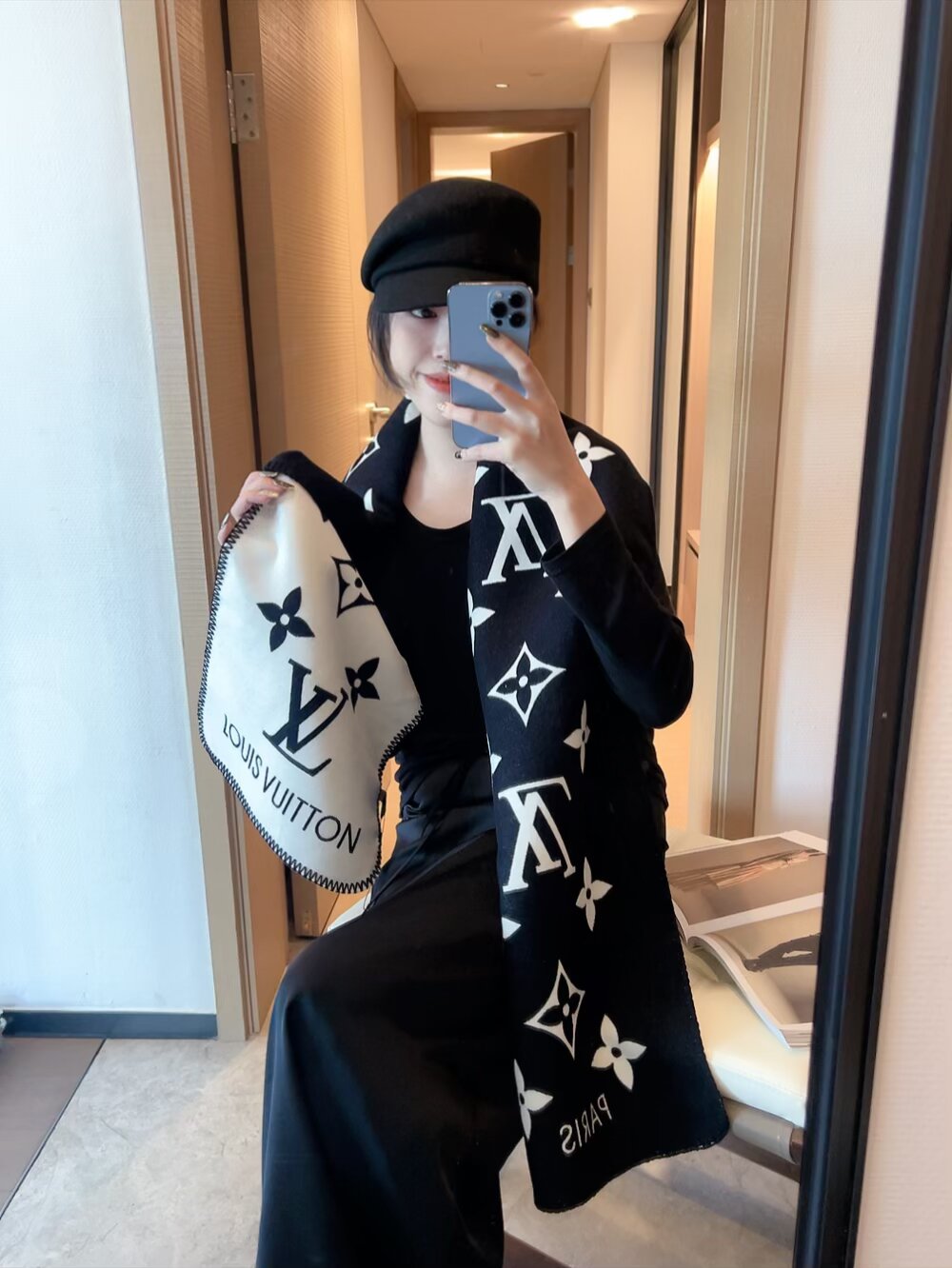 批70 精美三角针锁边设计 最新款围巾，女士的福利 超温柔洋气的双面设计！！】感觉这个比以往的设计都更显年轻更显温柔更气质有木有！！感觉她能与一万件上衣匹配在一起，双面围巾设计 反差感提花图案，实实在在的日常时髦款 35✖️190的尺寸，超级无敌赞的任意玩转各种系法！！超级显瘦高级显时髦，主要还是设计好，特别显质感，加上这样的薄厚度适中上身可以很有型！是利用率相当高的一款围巾