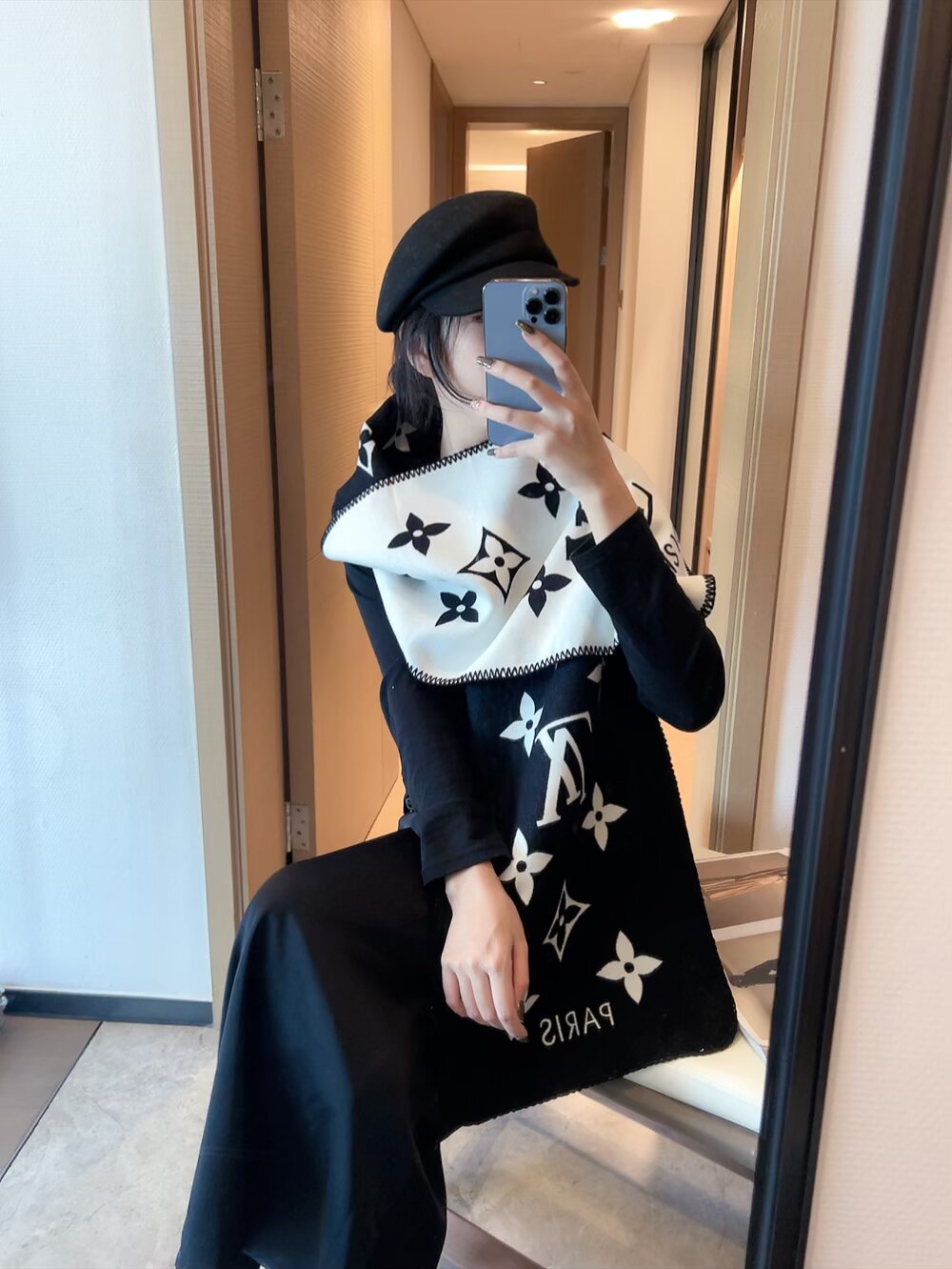 批70 精美三角针锁边设计 最新款围巾，女士的福利 超温柔洋气的双面设计！！】感觉这个比以往的设计都更显年轻更显温柔更气质有木有！！感觉她能与一万件上衣匹配在一起，双面围巾设计 反差感提花图案，实实在在的日常时髦款 35✖️190的尺寸，超级无敌赞的任意玩转各种系法！！超级显瘦高级显时髦，主要还是设计好，特别显质感，加上这样的薄厚度适中上身可以很有型！是利用率相当高的一款围巾