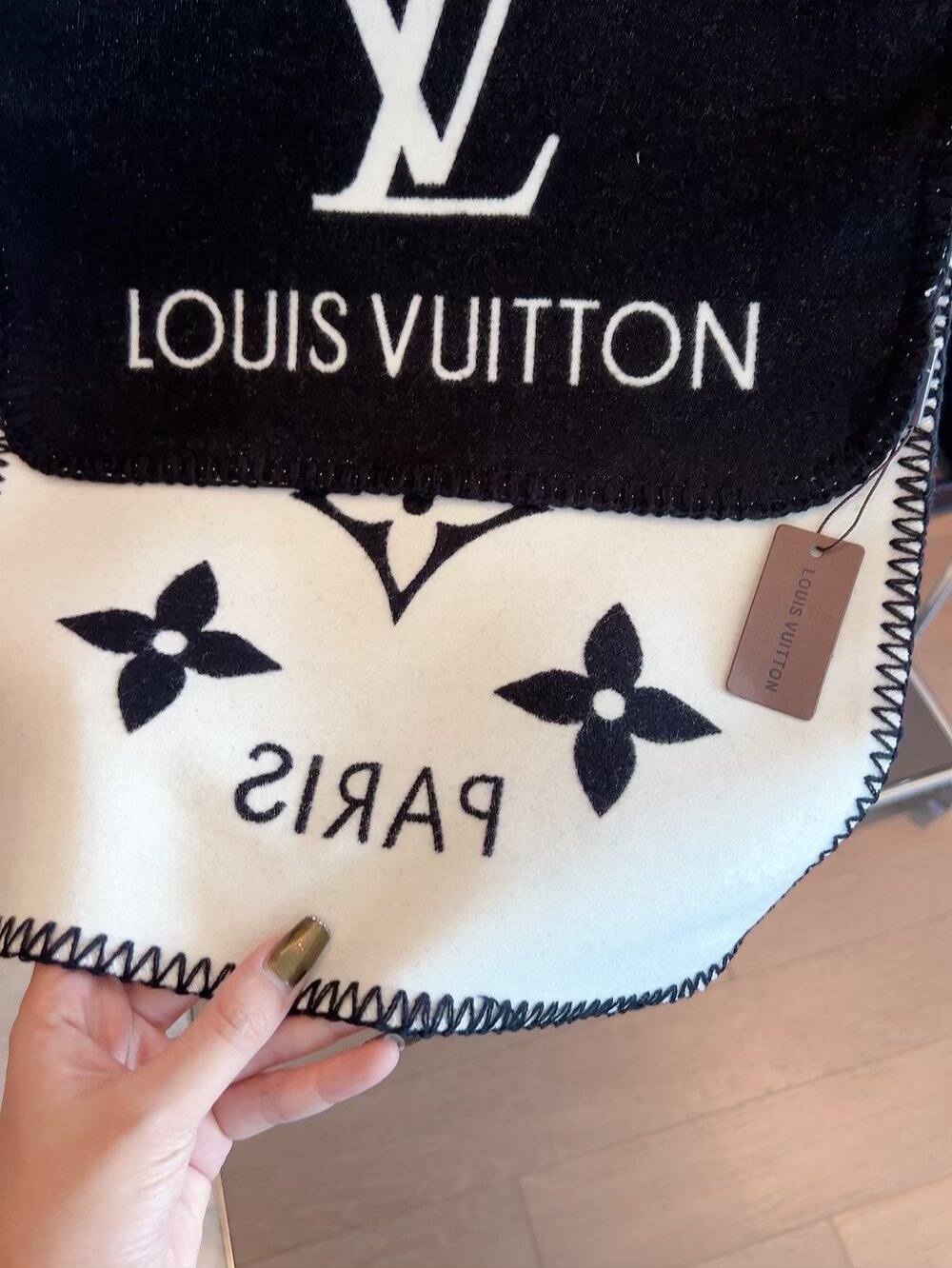 批70 精美三角针锁边设计 最新款围巾，女士的福利 超温柔洋气的双面设计！！】感觉这个比以往的设计都更显年轻更显温柔更气质有木有！！感觉她能与一万件上衣匹配在一起，双面围巾设计 反差感提花图案，实实在在的日常时髦款 35✖️190的尺寸，超级无敌赞的任意玩转各种系法！！超级显瘦高级显时髦，主要还是设计好，特别显质感，加上这样的薄厚度适中上身可以很有型！是利用率相当高的一款围巾