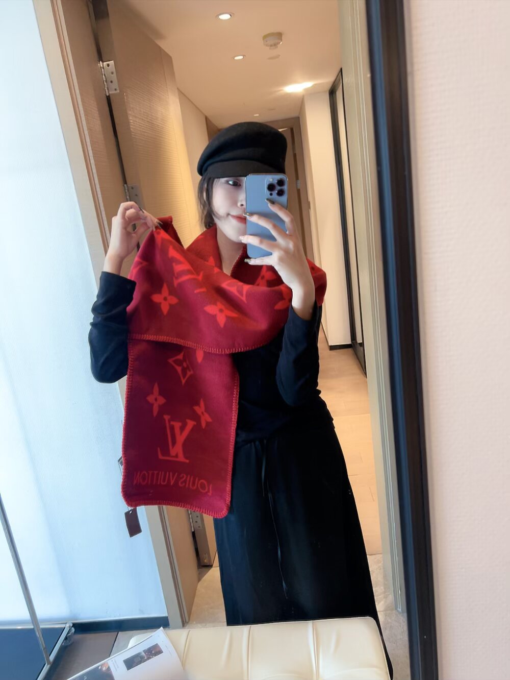 批70 精美三角针锁边设计 最新款围巾，女士的福利 超温柔洋气的双面设计！！】感觉这个比以往的设计都更显年轻更显温柔更气质有木有！！感觉她能与一万件上衣匹配在一起，双面围巾设计 反差感提花图案，实实在在的日常时髦款 35✖️190的尺寸，超级无敌赞的任意玩转各种系法！！超级显瘦高级显时髦，主要还是设计好，特别显质感，加上这样的薄厚度适中上身可以很有型！是利用率相当高的一款围巾