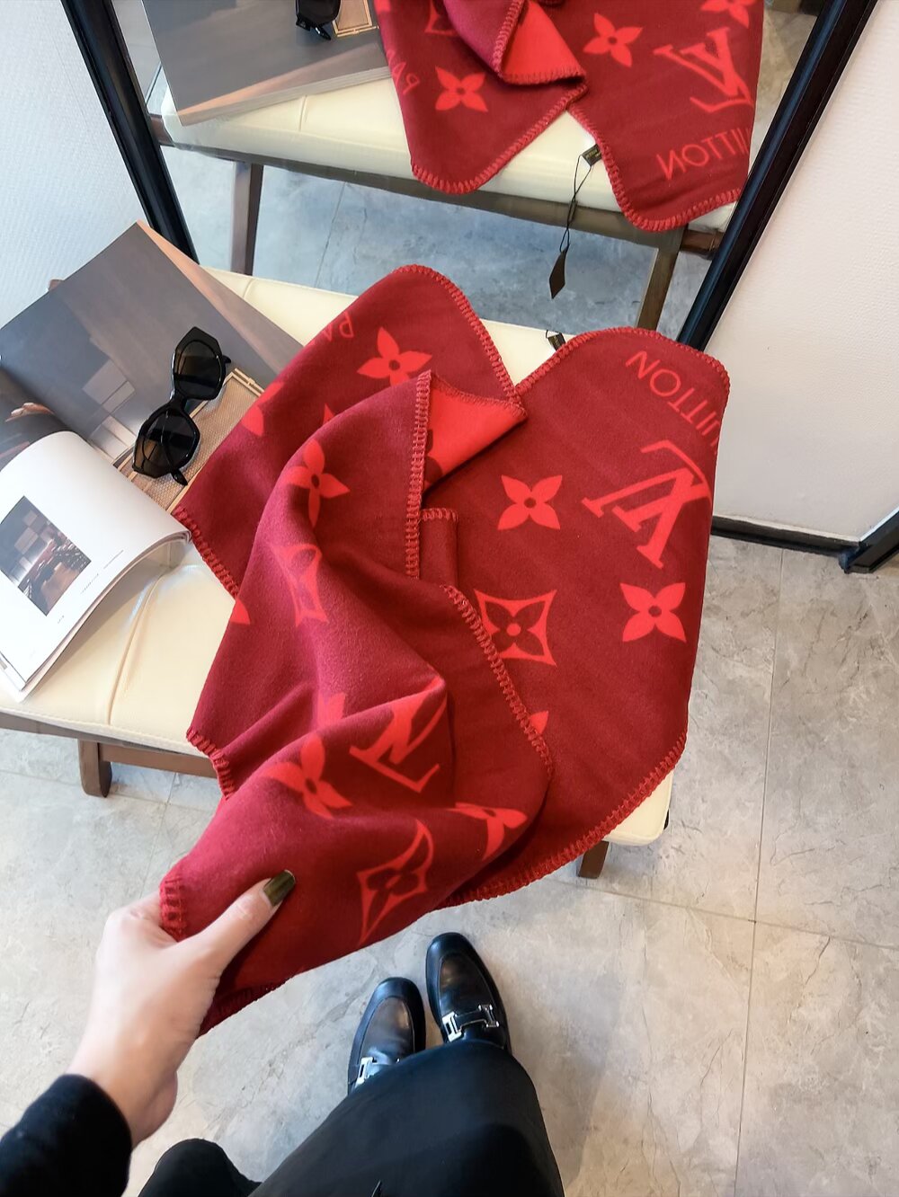 批70 精美三角针锁边设计 最新款围巾，女士的福利 超温柔洋气的双面设计！！】感觉这个比以往的设计都更显年轻更显温柔更气质有木有！！感觉她能与一万件上衣匹配在一起，双面围巾设计 反差感提花图案，实实在在的日常时髦款 35✖️190的尺寸，超级无敌赞的任意玩转各种系法！！超级显瘦高级显时髦，主要还是设计好，特别显质感，加上这样的薄厚度适中上身可以很有型！是利用率相当高的一款围巾