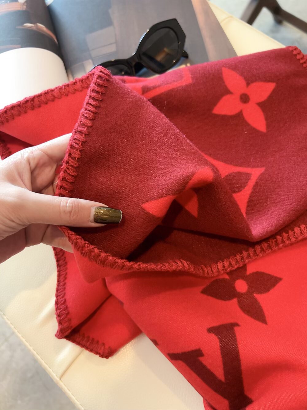 批70 精美三角针锁边设计 最新款围巾，女士的福利 超温柔洋气的双面设计！！】感觉这个比以往的设计都更显年轻更显温柔更气质有木有！！感觉她能与一万件上衣匹配在一起，双面围巾设计 反差感提花图案，实实在在的日常时髦款 35✖️190的尺寸，超级无敌赞的任意玩转各种系法！！超级显瘦高级显时髦，主要还是设计好，特别显质感，加上这样的薄厚度适中上身可以很有型！是利用率相当高的一款围巾