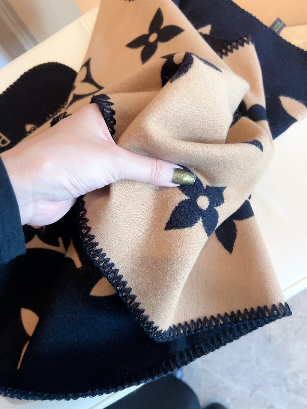 批170 精美三角针锁边デザイン ダブルフェイススカーフ 女性にぴったり