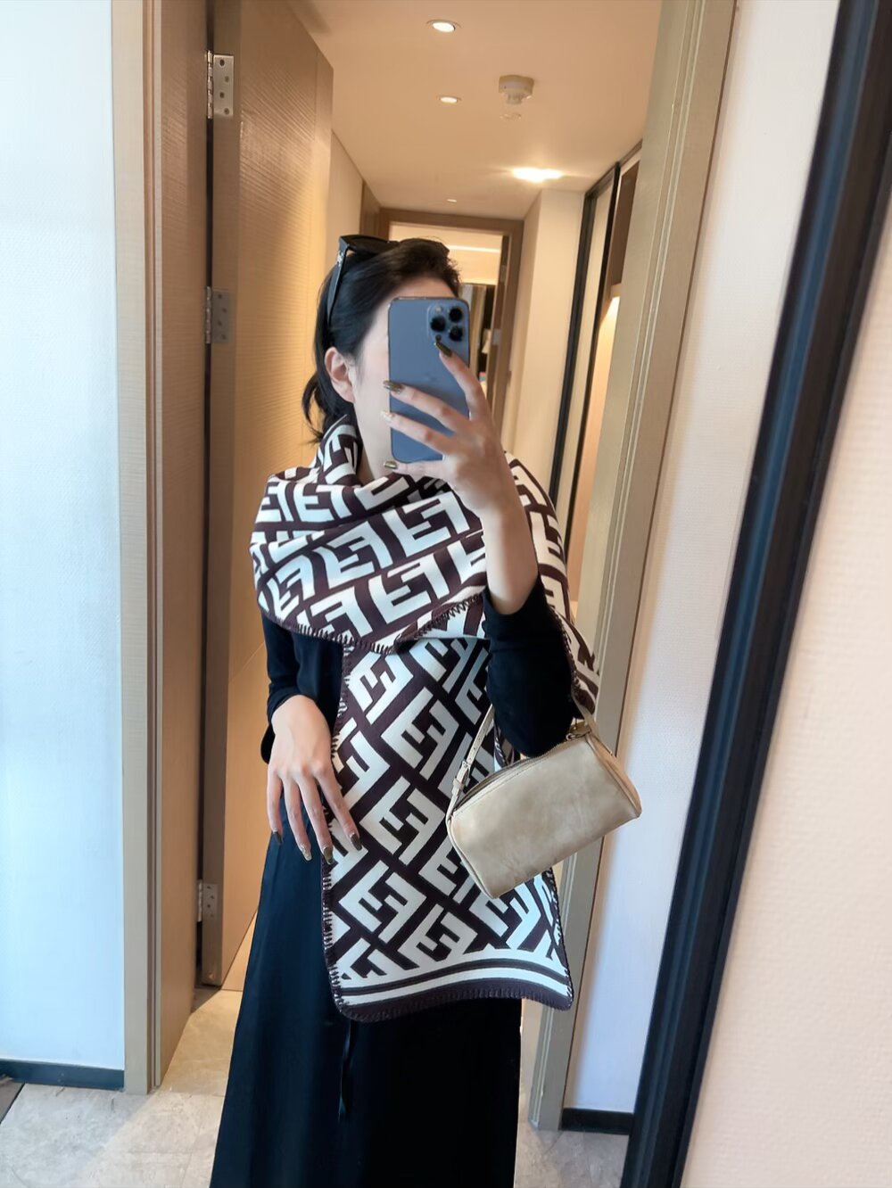 NO:663000,Batch FENDI (Fendi) exquisite triangle stitch hemming. Highly recommended. Fendi F’s rare super beautiful double-sided design. Super beautiful new style. Special design. Anti-air conditioning and fashionable items. You can never have too many styles. Both fashionable and elegant. Can handle a variety of dressing styles. The fabric is silky and fine. It has strong toughness and is not easy to be snagged. It allows the whole piece to present textures of different depths. It is eye-catching but not ostentatious. It feels delicate, smooth and skin-friendly.  The effect on the upper body is super. Ordinary scarf, ordinary scarf, fendi, fendi, fendi19860909批 FENDI（芬迪）精美三角针锁边 重磅推荐 芬迪F家少见的超美双面设计 美爆了的新款 特别赞的设计 防冷气又时髦的单品 永远都不会嫌多的款 时髦和气质兼具 驾驭多种穿衣风格 面料丝滑精细 韧性很强 不容易被轻易勾丝 让整件作品呈现不同深度的质感 突出醒目而不张扬 手感细腻 顺滑又亲肤 上身效果超级棒普通围巾,普通围巾,fendi,fendi,fendi,scarf