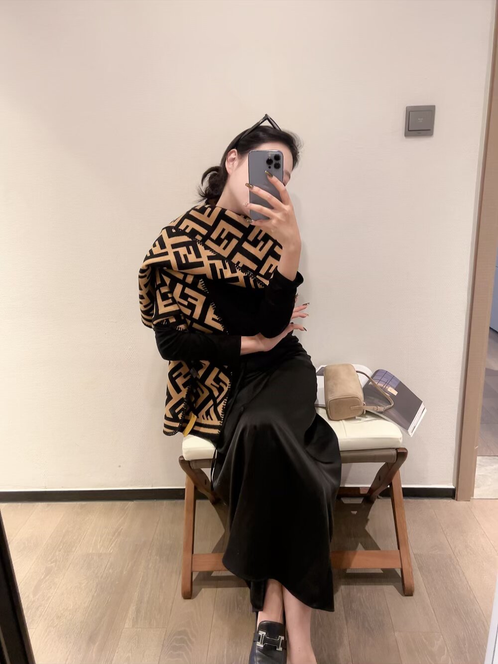 NO:586791,Batch FENDI (Fendi) exquisite triangle stitch hemming. Highly recommended. Fendi F’s rare super beautiful double-sided design. Super beautiful new style. Special design. Anti-air conditioning and fashionable items. You can never have too many styles. Both fashionable and elegant. Can handle a variety of dressing styles. The fabric is silky and fine. It has strong toughness and is not easy to be snagged. It allows the whole piece to present textures of different depths. It is eye-catching but not ostentatious. It feels delicate, smooth and skin-friendly.  The effect on the upper body is super. Ordinary scarf, ordinary scarf, fendi, fendi, fendi19860909批 FENDI（芬迪）精美三角针锁边 重磅推荐 芬迪F家少见的超美双面设计 美爆了的新款 特别赞的设计 防冷气又时髦的单品 永远都不会嫌多的款 时髦和气质兼具 驾驭多种穿衣风格 面料丝滑精细 韧性很强 不容易被轻易勾丝 让整件作品呈现不同深度的质感 突出醒目而不张扬 手感细腻 顺滑又亲肤 上身效果超级棒普通围巾,普通围巾,fendi,fendi,fendi,scarf