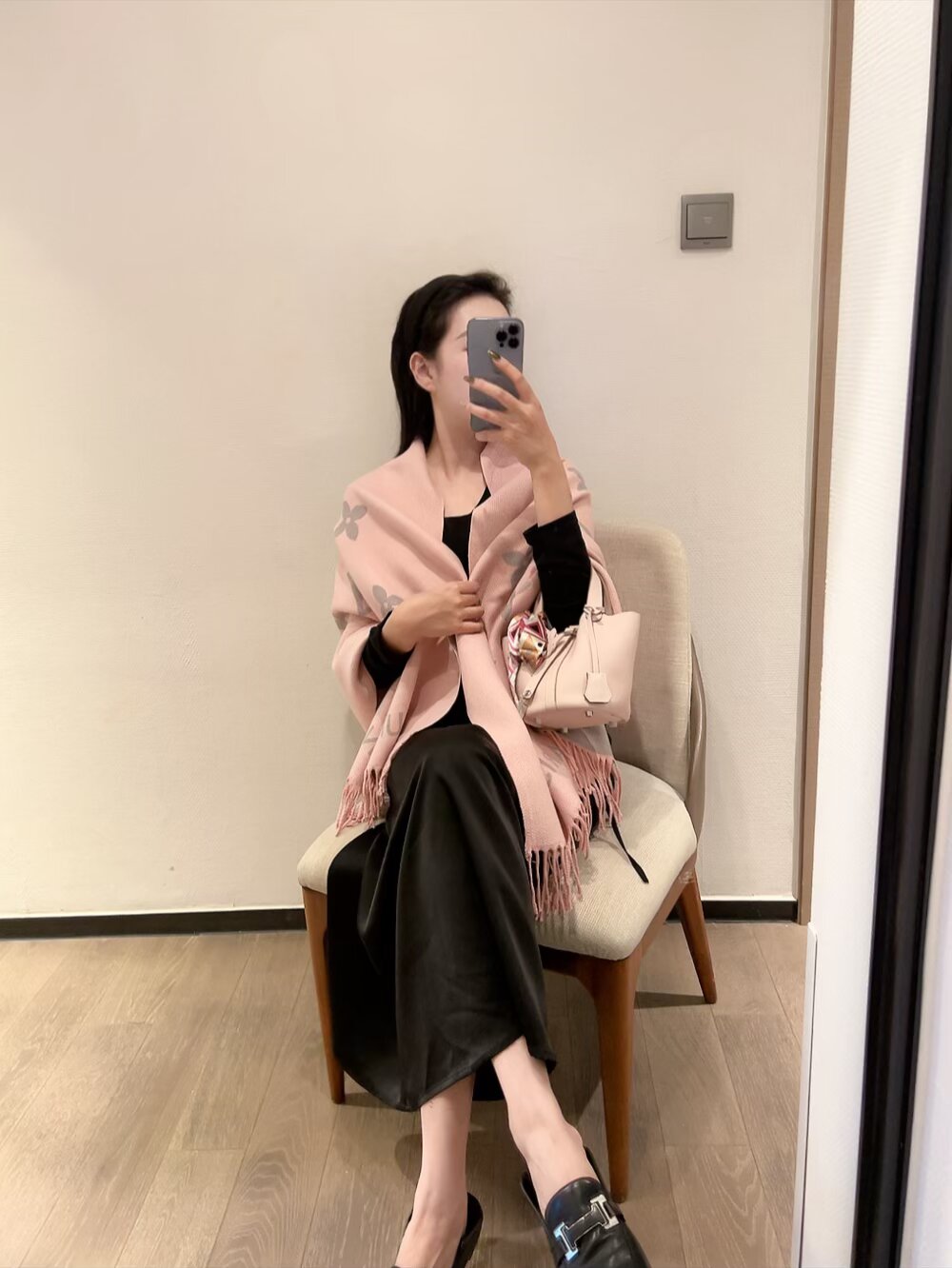 NO:603178,The new LV counters are synchronized with the new models, which are particularly stylish. They are made of silk cashmere fabrics with good texture and decorated with colorful four-leaf clover LOGO printing. They are reserved for high-end cattle goods [channel top goods, new models, counters are synchronized]. The size is not big or small, especially easy to match. The quality is super good. You will understand the high-end quality when you get it. The high-end details. WYSIWYG. VIP customers must buy. Recommended size 65*180 scarves. Specially recommend ordinary scarves, ordinary scarves, louis vuitton19860909批上新lv专柜同步新款特别有腔调.采用质感上佳的丝羊绒面料并饰彩色四叶草LOGO印花,自留高端牛货【渠道尖货 新款 专柜同步】这个size不大不小特别好搭配,品质超级好拿到手就会懂的高端品质,高端细节所见即所得重磅巨献VIP客户必入推荐尺寸65*180巾,特别推荐普通围巾,普通围巾,louis vuitton,scarf