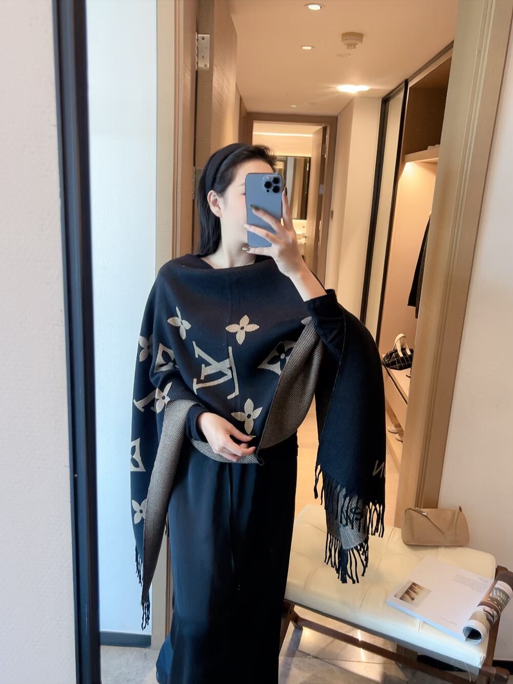 NO:336380,The new lv counter synchronized new style is particularly styling. It uses silk cashmere fabric with excellent texture and is decorated with colorful four-leaf clover LOGO printing, keep high-end cow goods [Start channel goods, new style, counter synchronized] This size is not big or small, especially easy to match, the quality is super easy to understand high-end quality, what you see is what you get, the high-end details are the most important VIP customers must enter recommended size 65*180 scarves, especially recommended ordinary scarves, ordinary scarves, louis vuitton19860909批上新lv专柜同步新款特别有腔调.采用质感上佳的丝羊绒面料并饰彩色四叶草LOGO印花,自留高端牛货【渠道尖货 新款 专柜同步】这个size不大不小特别好搭配,品质超级好拿到手就会懂的高端品质,高端细节所见即所得重磅巨献VIP客户必入推荐尺寸65*180巾,特别推荐普通围巾,普通围巾,louis vuitton,scarf